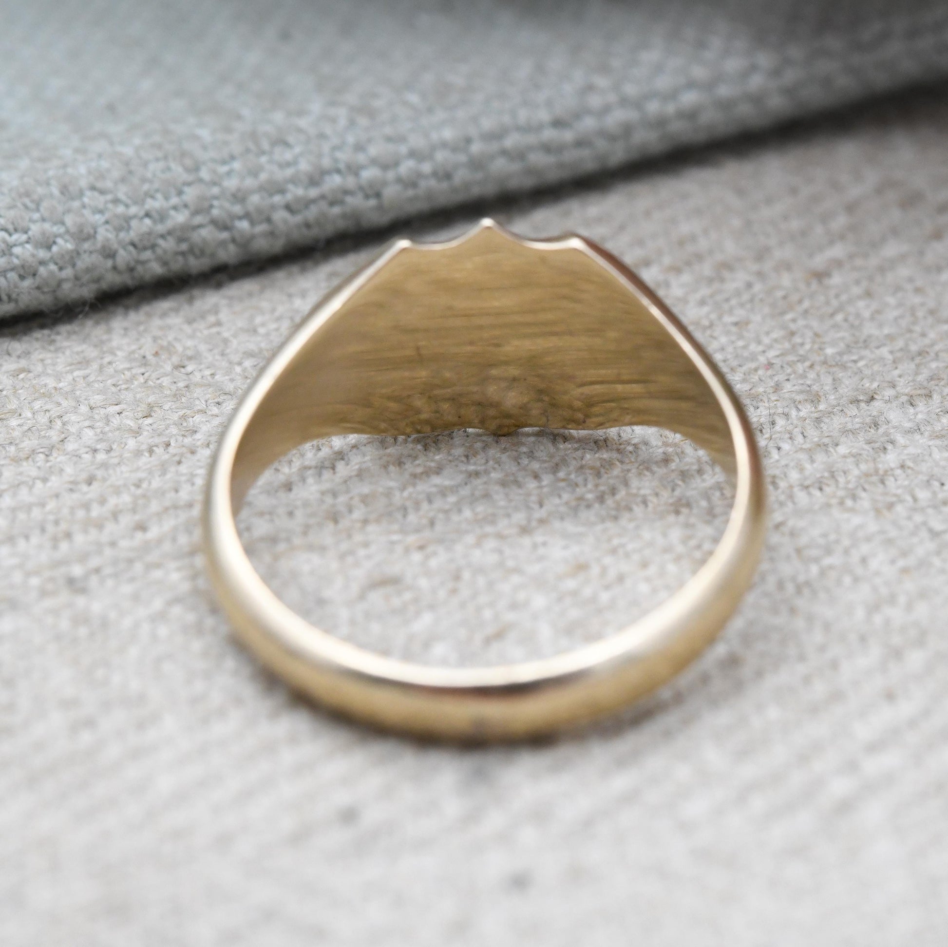 Vintage 9ct Gold Signet Ring 1959 - Shield Shaped Signet | Mid-Century Scrolling Shoulders | Gift for Him | UK Size - W 1/2 US Size - 11 1/4