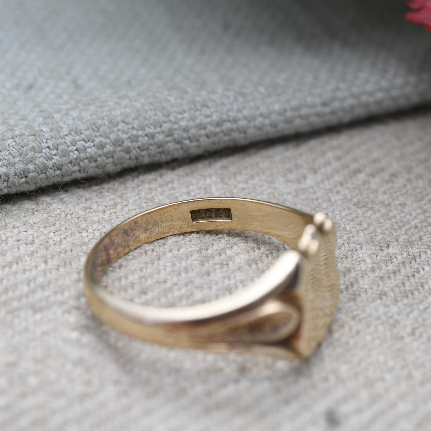 Vintage 9ct Gold Signet Ring 1959 - Shield Shaped Signet | Mid-Century Scrolling Shoulders | Gift for Him | UK Size - W 1/2 US Size - 11 1/4