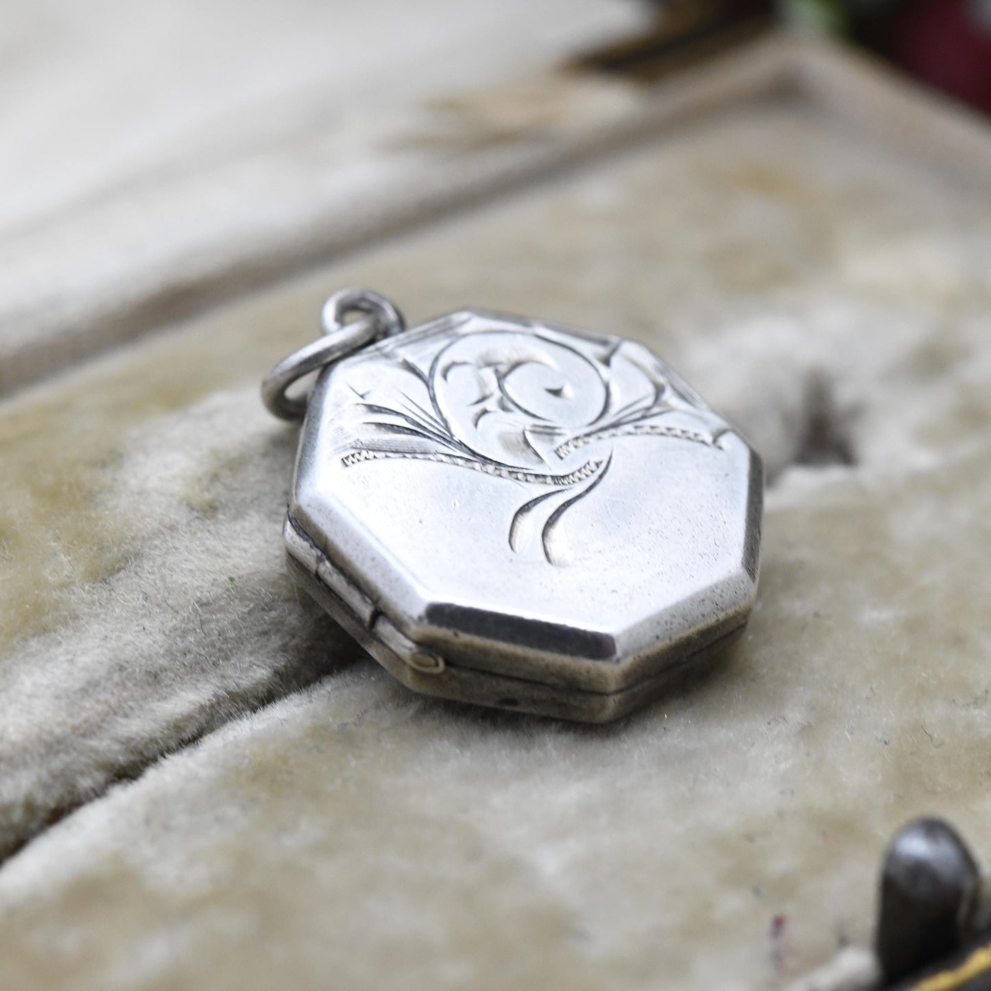 Vintage Sterling Silver Locket Pendant with Flower Engraving - Octagonal Scrolling Floral Decoration | Pretty Gift for Her