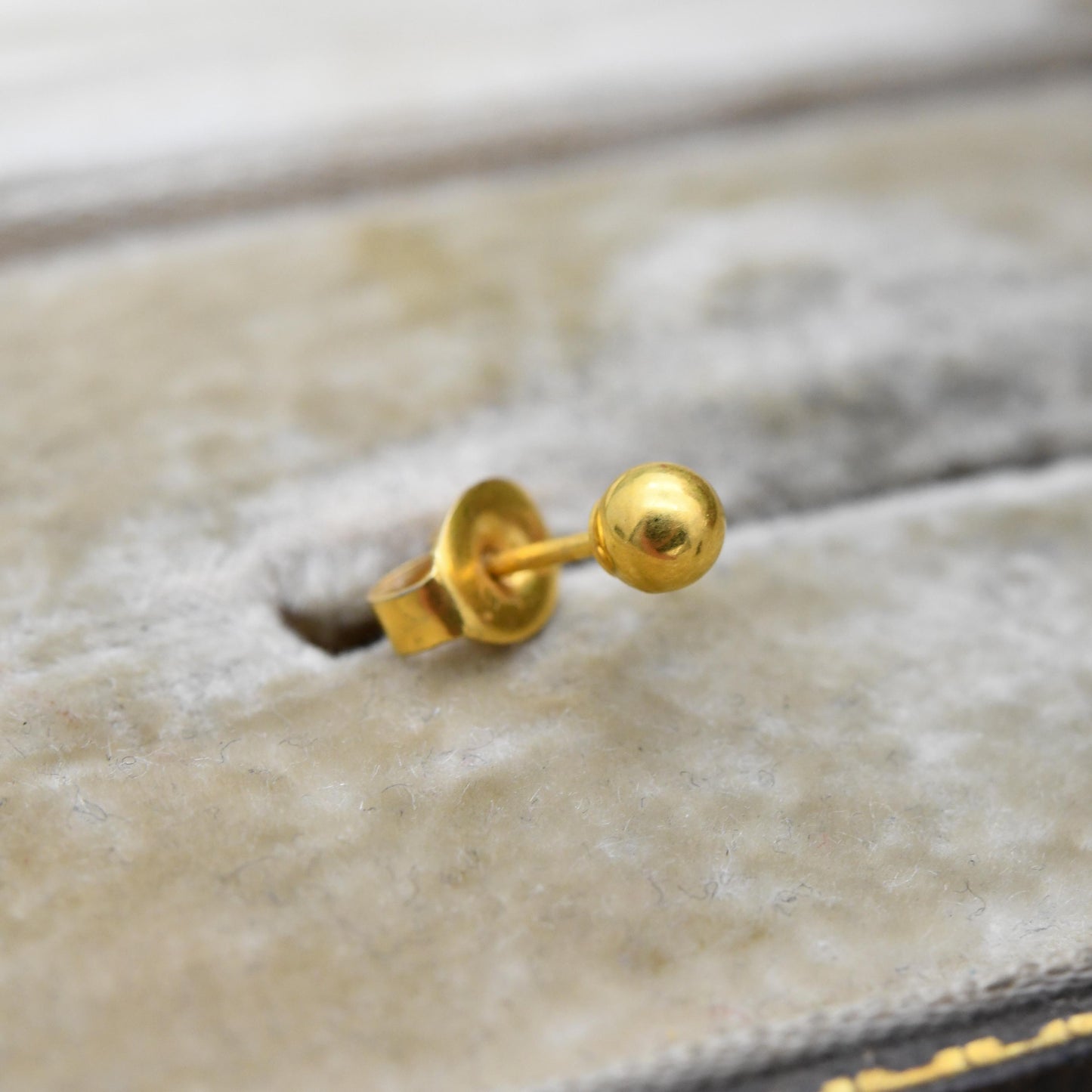 Vintage Single 9ct Yellow Gold Ball Stud Earring with Butterfly Back