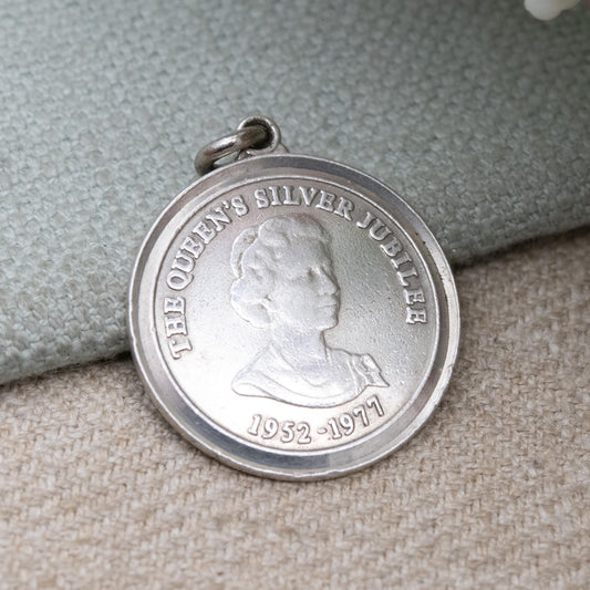 Vintage Sterling Silver Elizabeth II 1977 Silver Jubilee Pendant - 1952 - 1977 Collectable Memorabilia | Jubilee