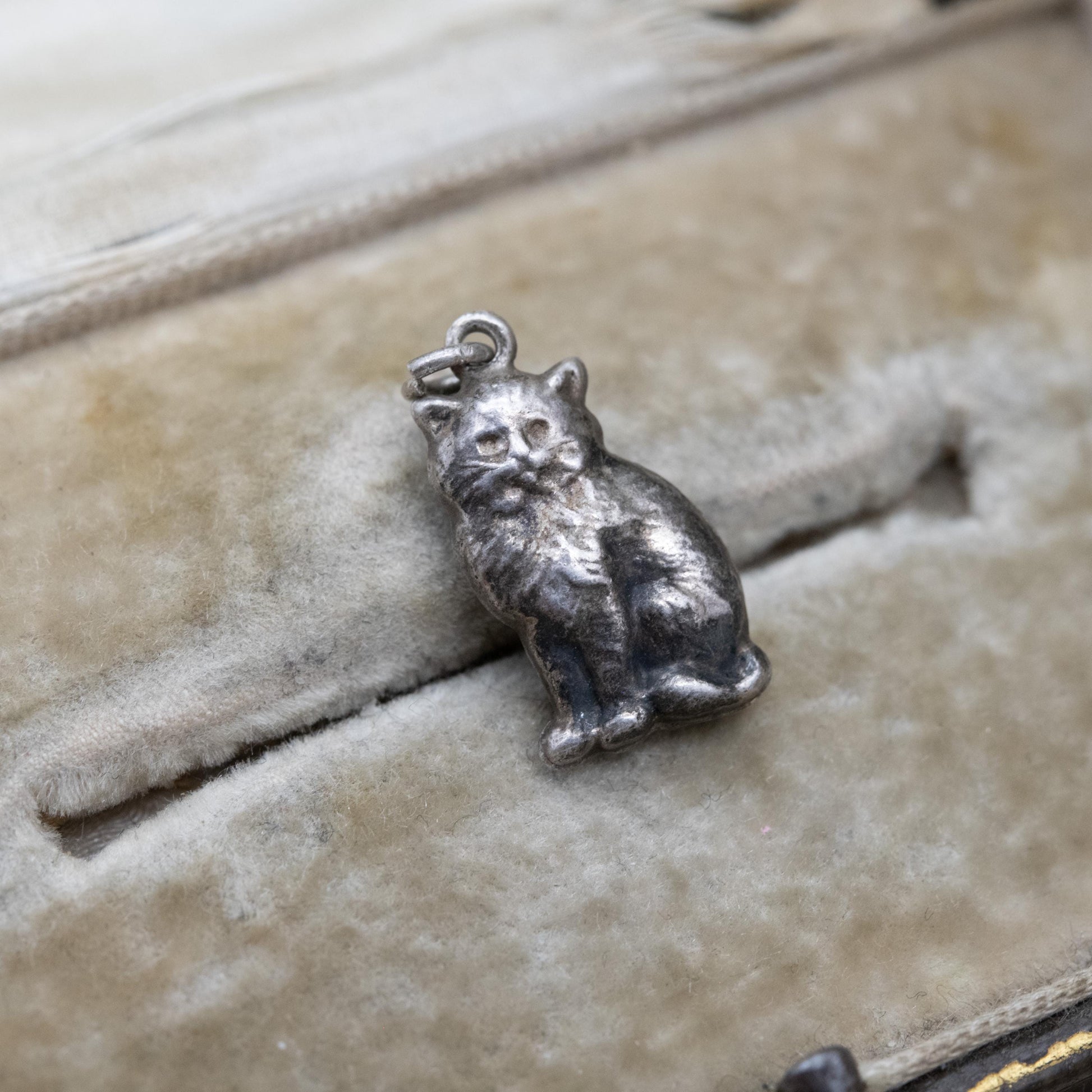 Vintage Sterling Silver Cat Charm Pendant - Novelty Animal Jewellery | Seated Sitting Cat
