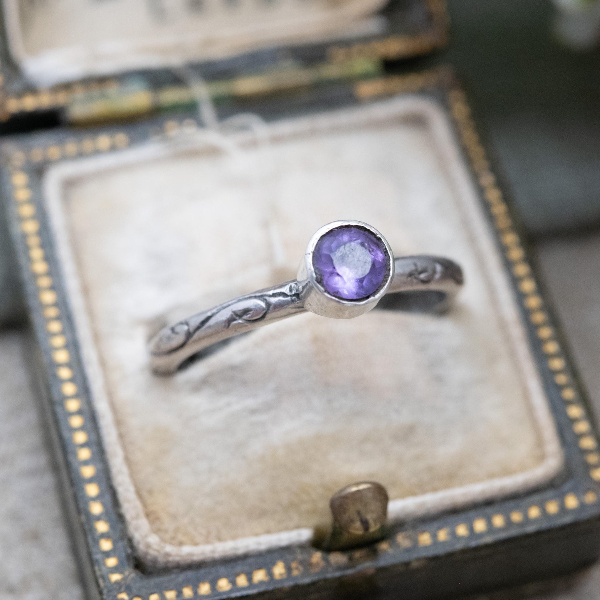 Vintage Silver Amethyst Solitaire Posy Ring – Bezel Set Floral Band | “Que Dieu Vous Bénisse” Inscription | May God Bless You