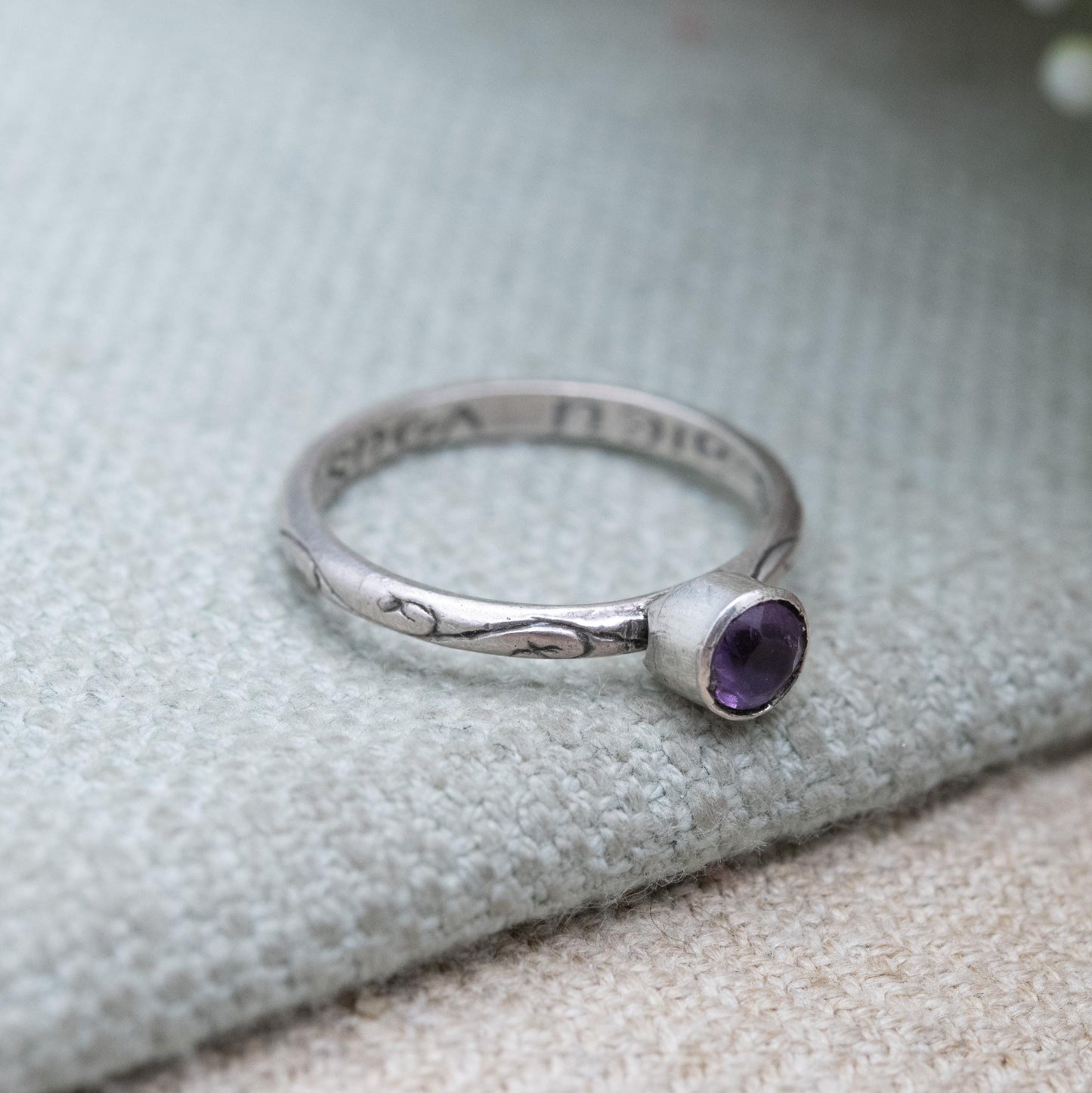Vintage Silver Amethyst Solitaire Posy Ring – Bezel Set Floral Band | “Que Dieu Vous Bénisse” Inscription | May God Bless You