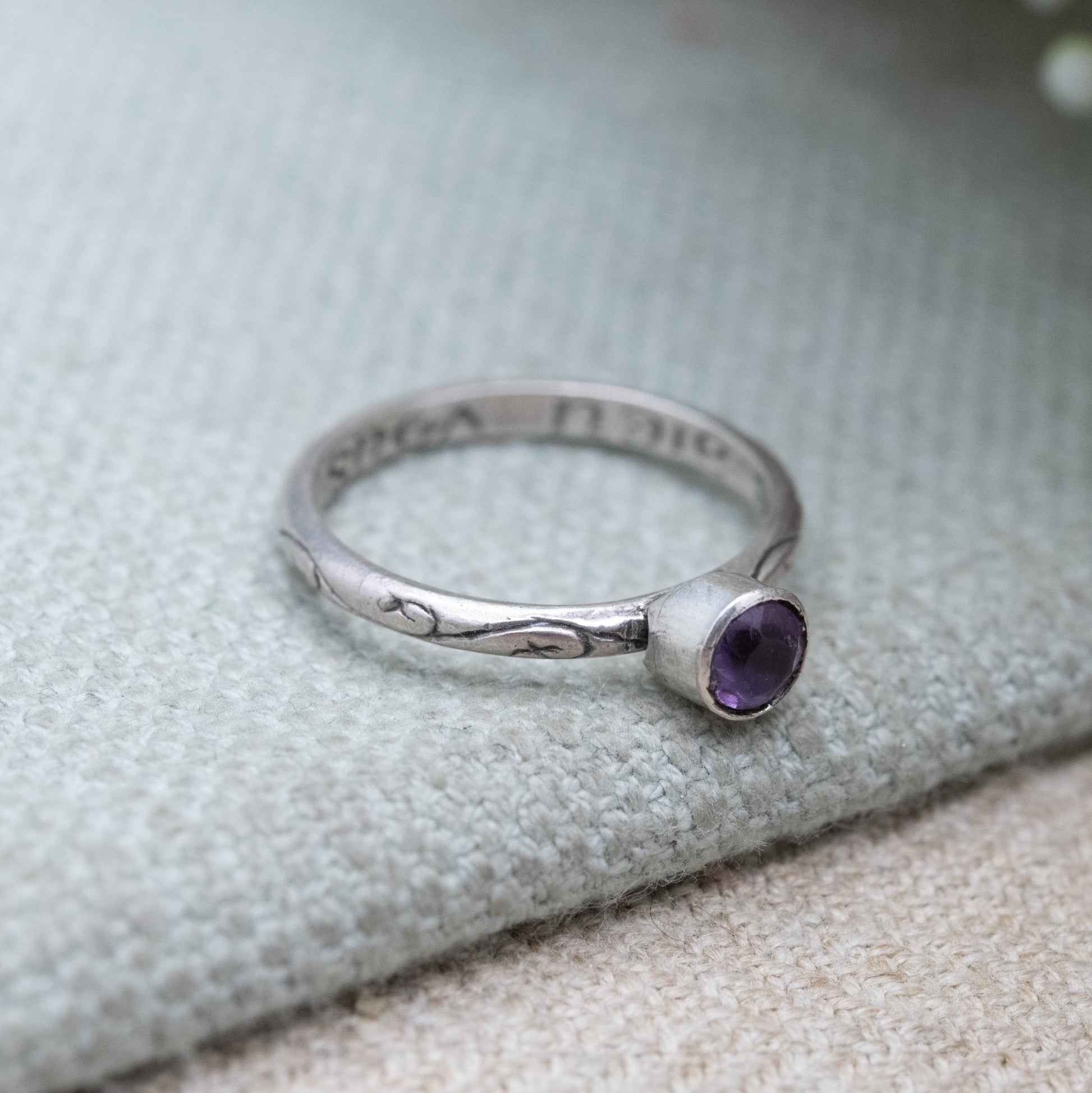 Vintage Silver Amethyst Solitaire Posy Ring – Bezel Set Floral Band | “Que Dieu Vous Bénisse” Inscription | May God Bless You