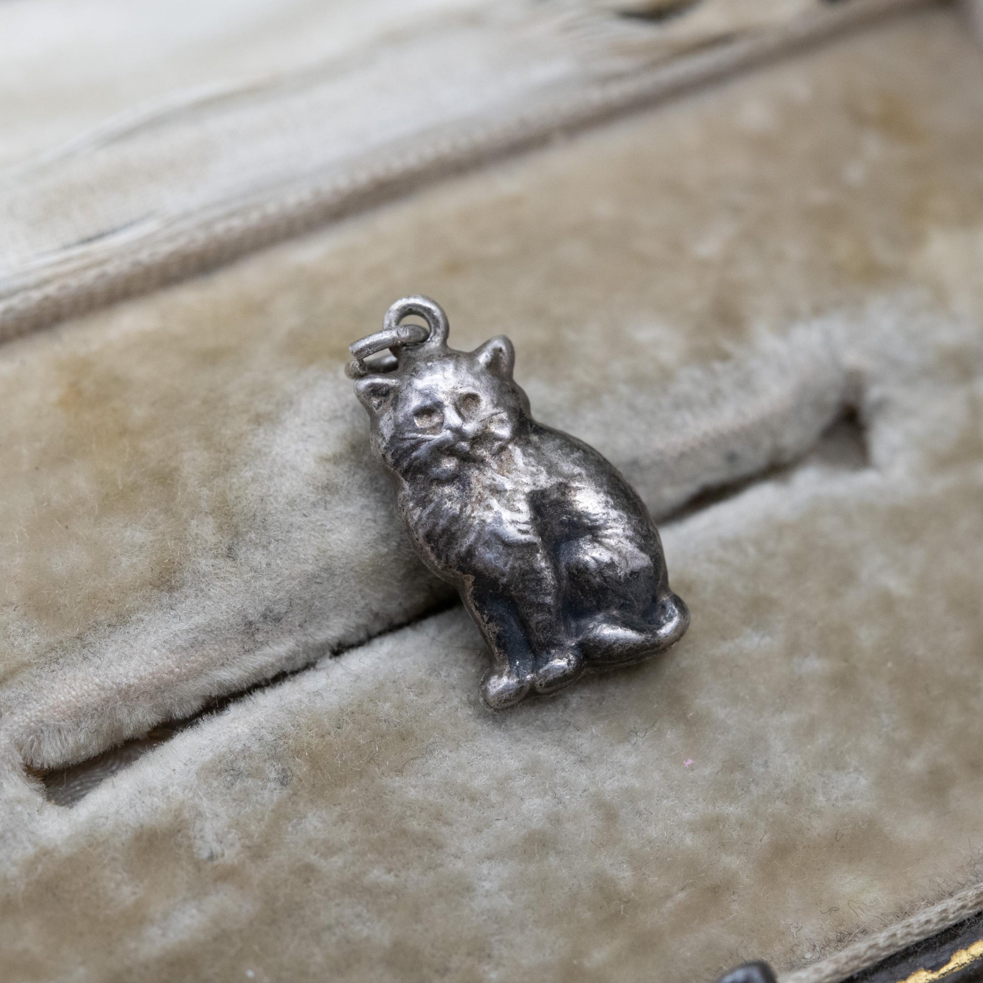 Vintage Sterling Silver Cat Charm Pendant - Novelty Animal Jewellery | Seated Sitting Cat