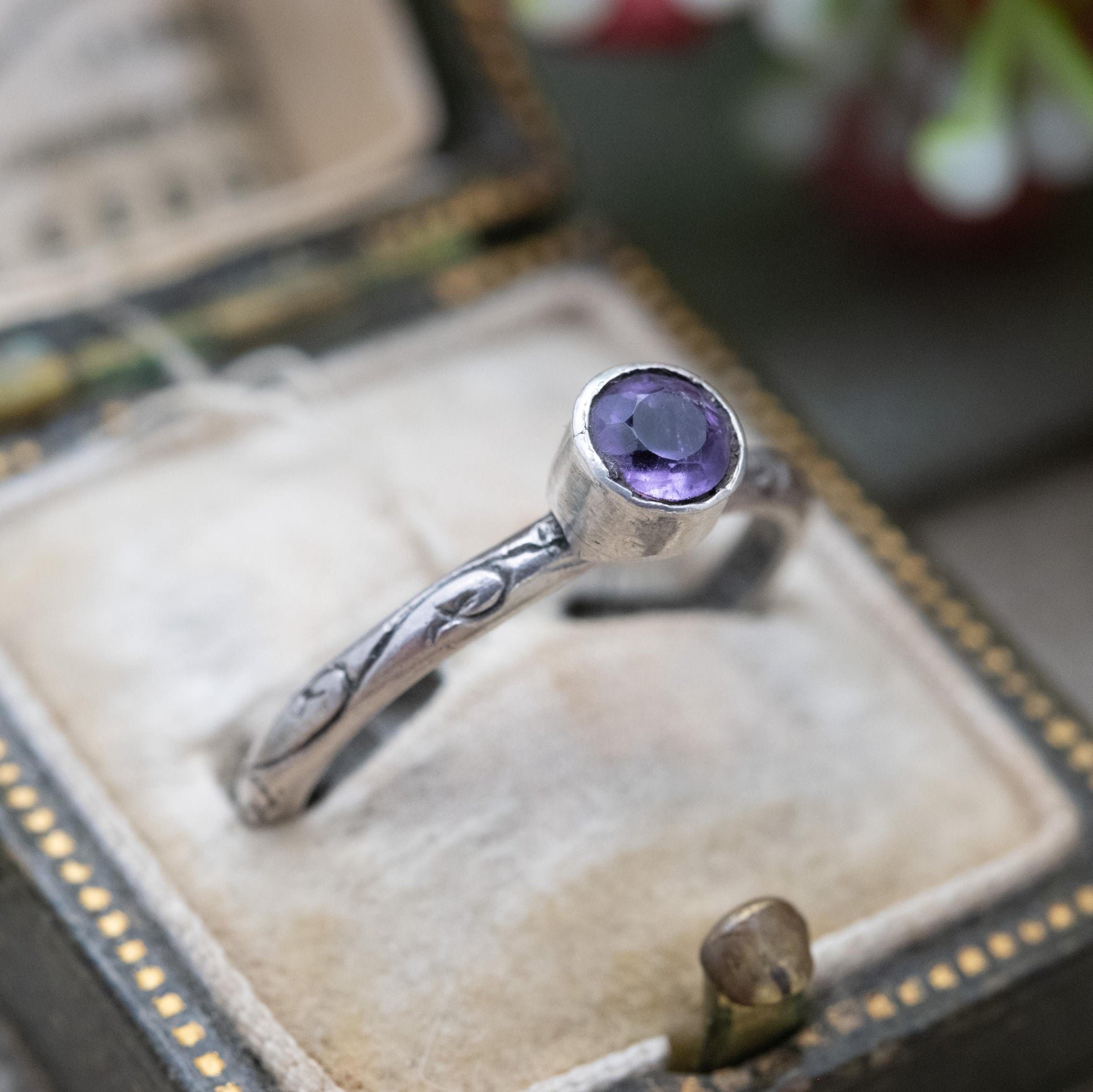 Vintage Silver Amethyst Solitaire Posy Ring – Bezel Set Floral Band | “Que Dieu Vous Bénisse” Inscription | May God Bless You