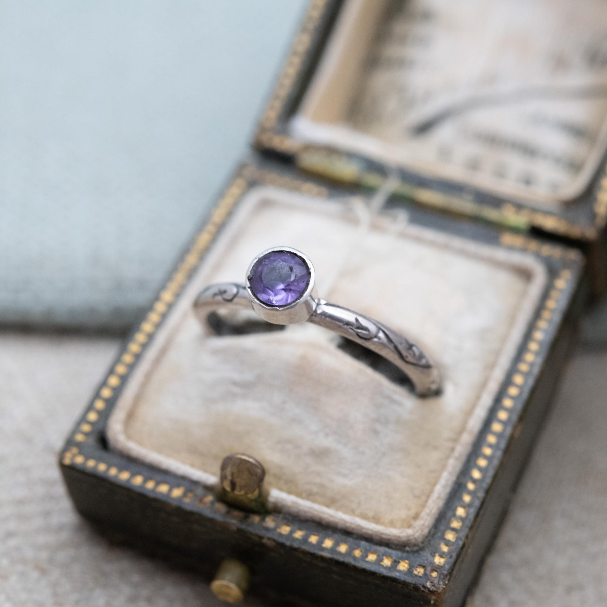 Vintage Silver Amethyst Solitaire Posy Ring – Bezel Set Floral Band | “Que Dieu Vous Bénisse” Inscription | May God Bless You