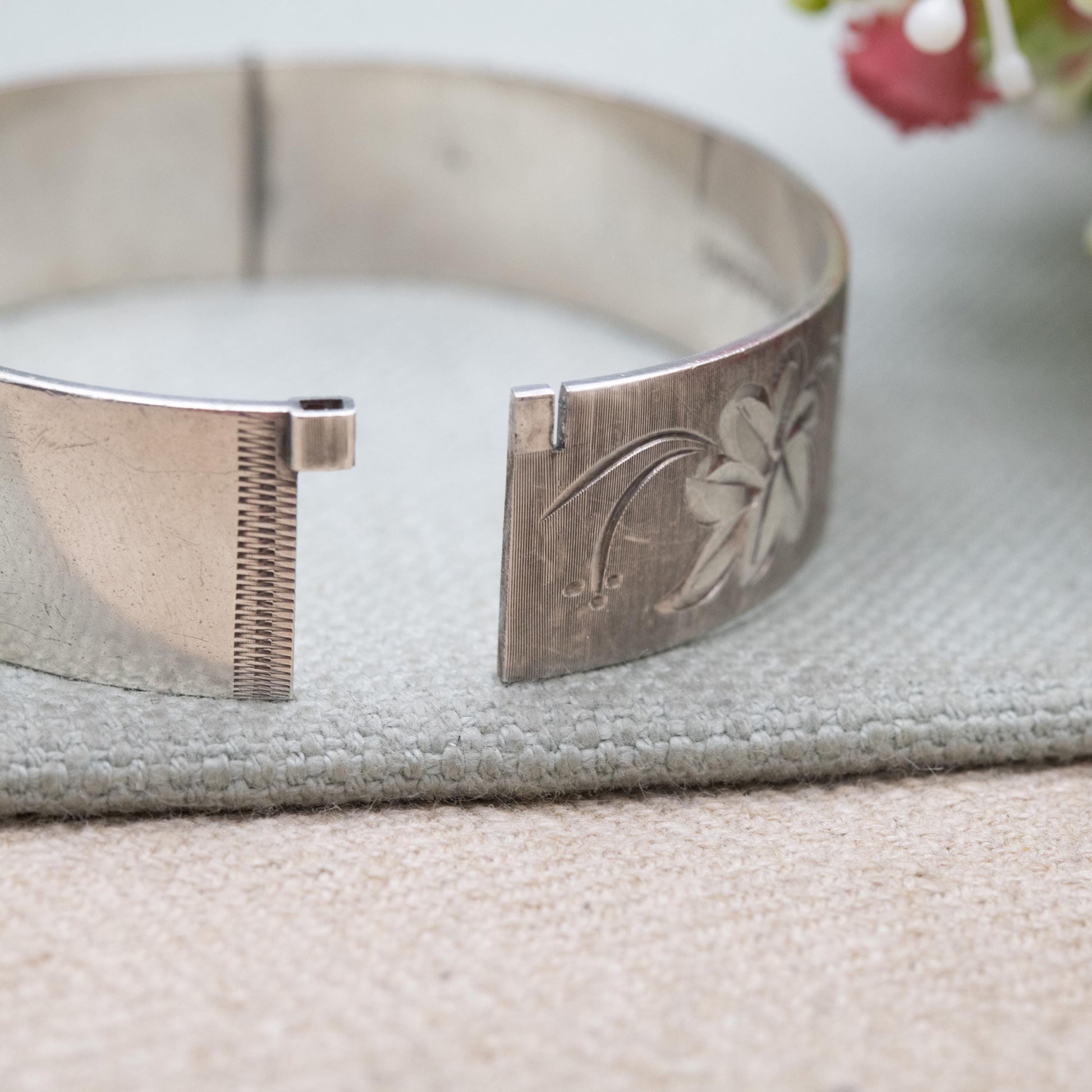 Vintage Sterling Silver Floral Engraved Bangle Bracelet 1977 - Chunky Victorian Aesthetic Natural Style