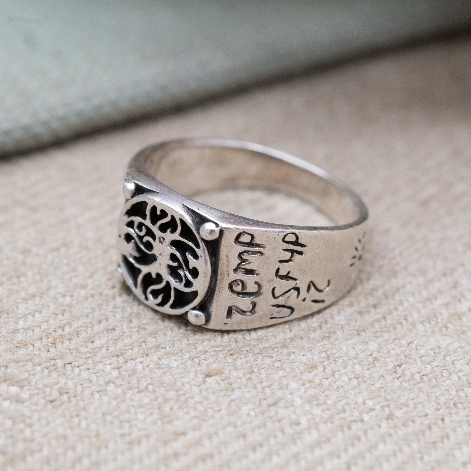 Vintage Sterling Silver Time Flies Sundial Signet Ring 1996 - Latin Engraving Roman Numerals | UK Size - T 1/2 | US Size - 9 3/4