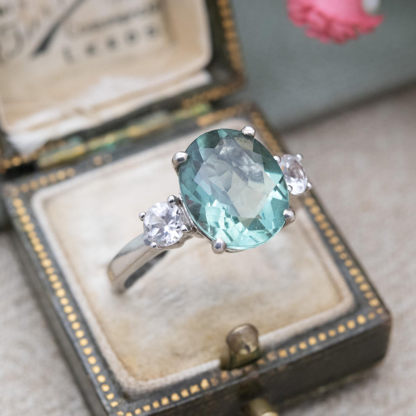 TGGC Sterling Silver Green Stone Solitaire Ring with Side Stones - Gemstone Statement Ring Gift for Her | UK Size - S | US Size - 9