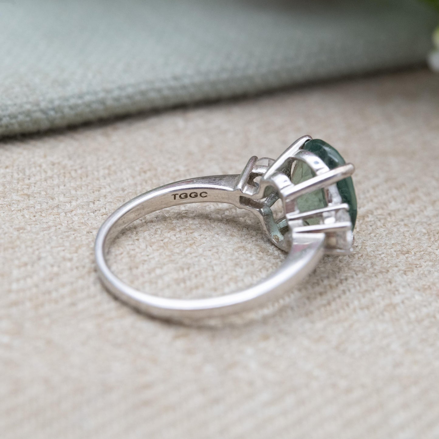 TGGC Sterling Silver Green Stone Solitaire Ring with Side Stones - Gemstone Statement Ring Gift for Her | UK Size - S | US Size - 9