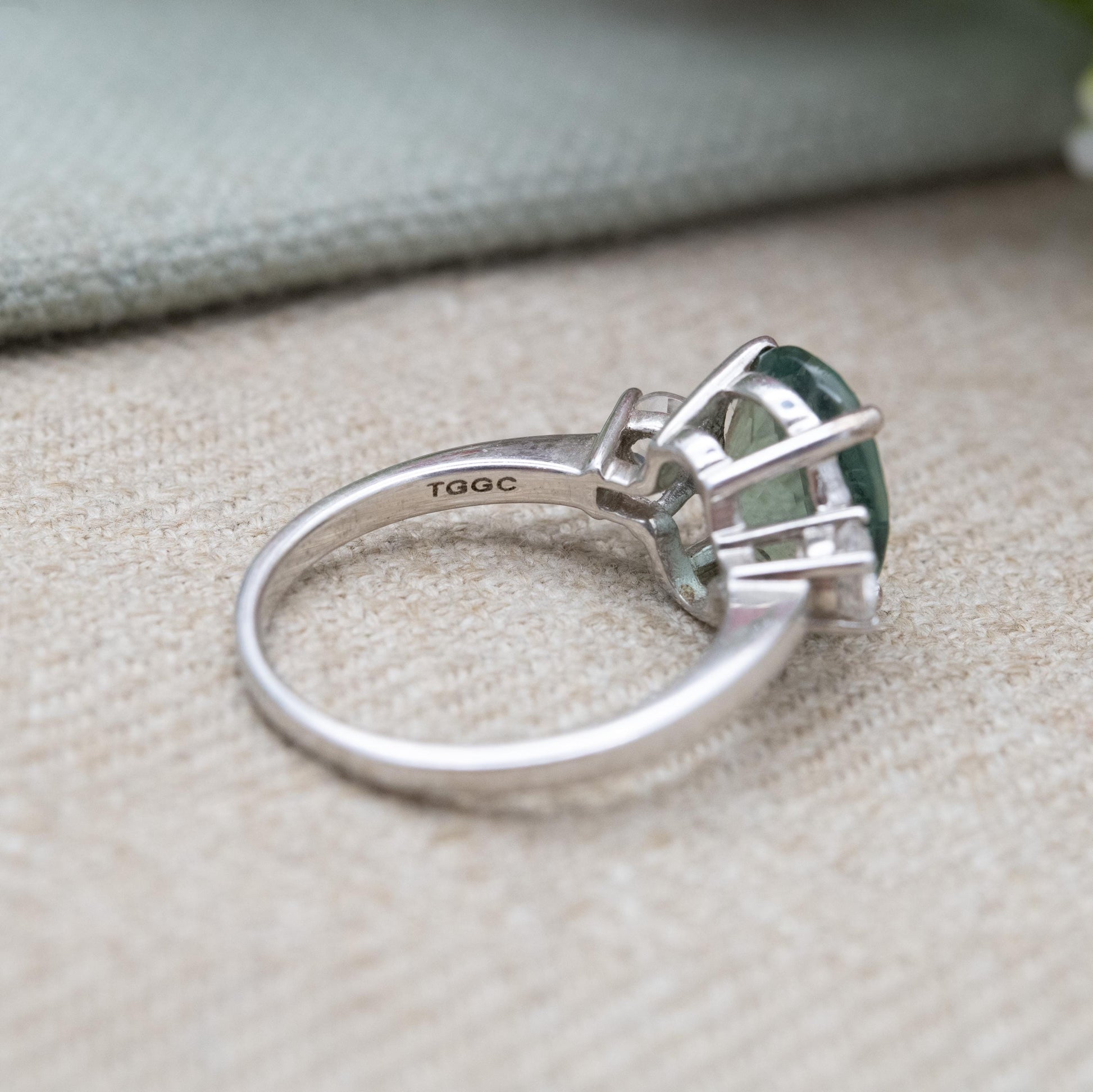 TGGC Sterling Silver Green Stone Solitaire Ring with Side Stones - Gemstone Statement Ring Gift for Her | UK Size - S | US Size - 9