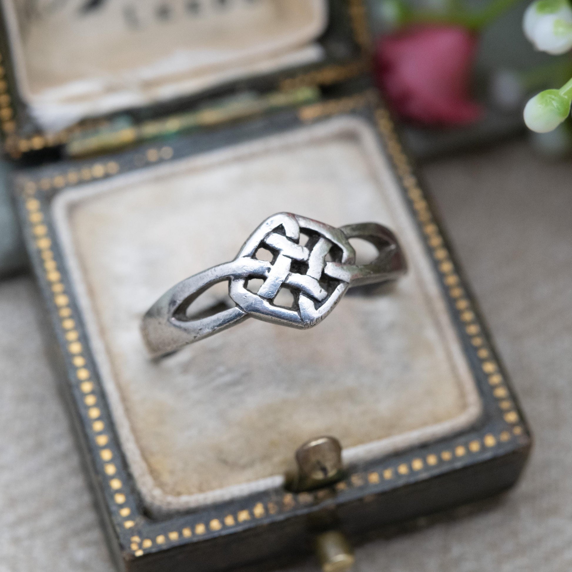 Vintage Sterling Silver Celtic Knot Ring - Understated Everyday Silver Jewellery | Unisex Twisted Design | UK Size - P | US Size - 7 3/4