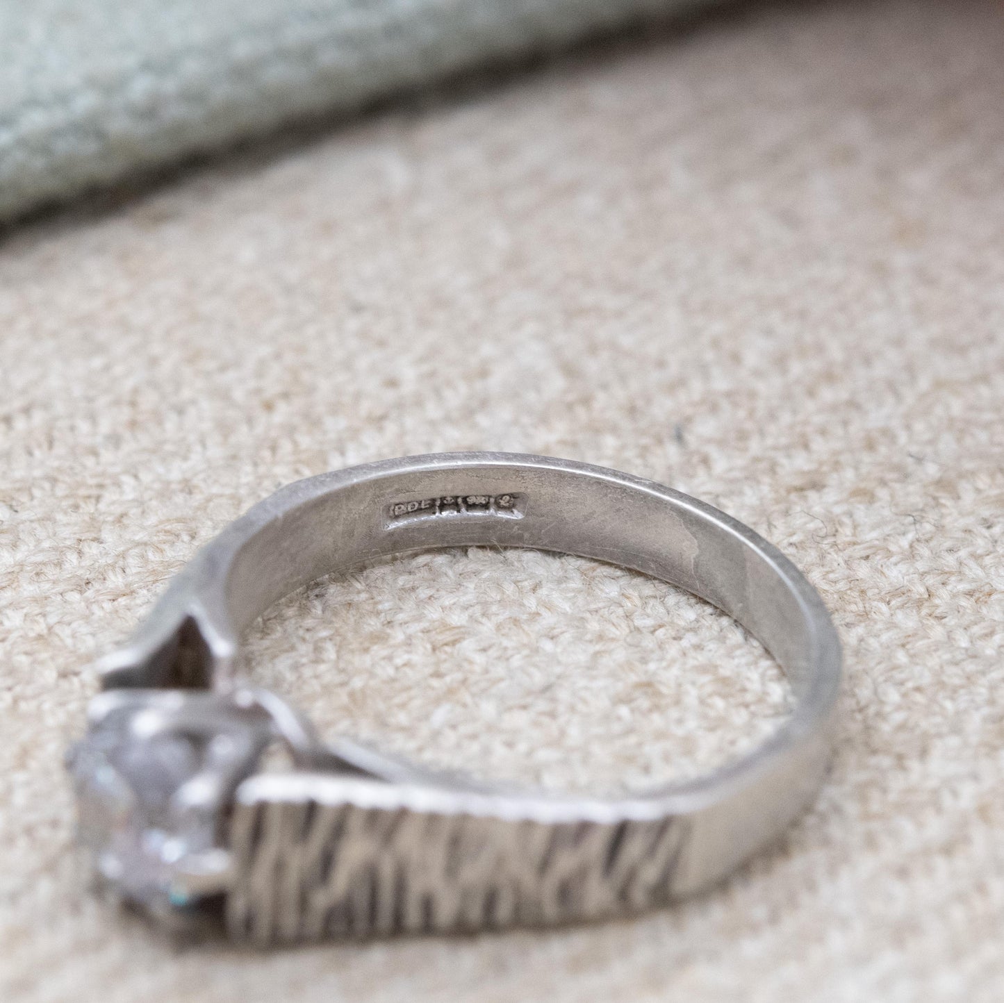 Sterling Silver Clear Stone Solitaire Ring - Circular White Stone and Bark Detailing | UK Size - L | US Size - 5 3/4