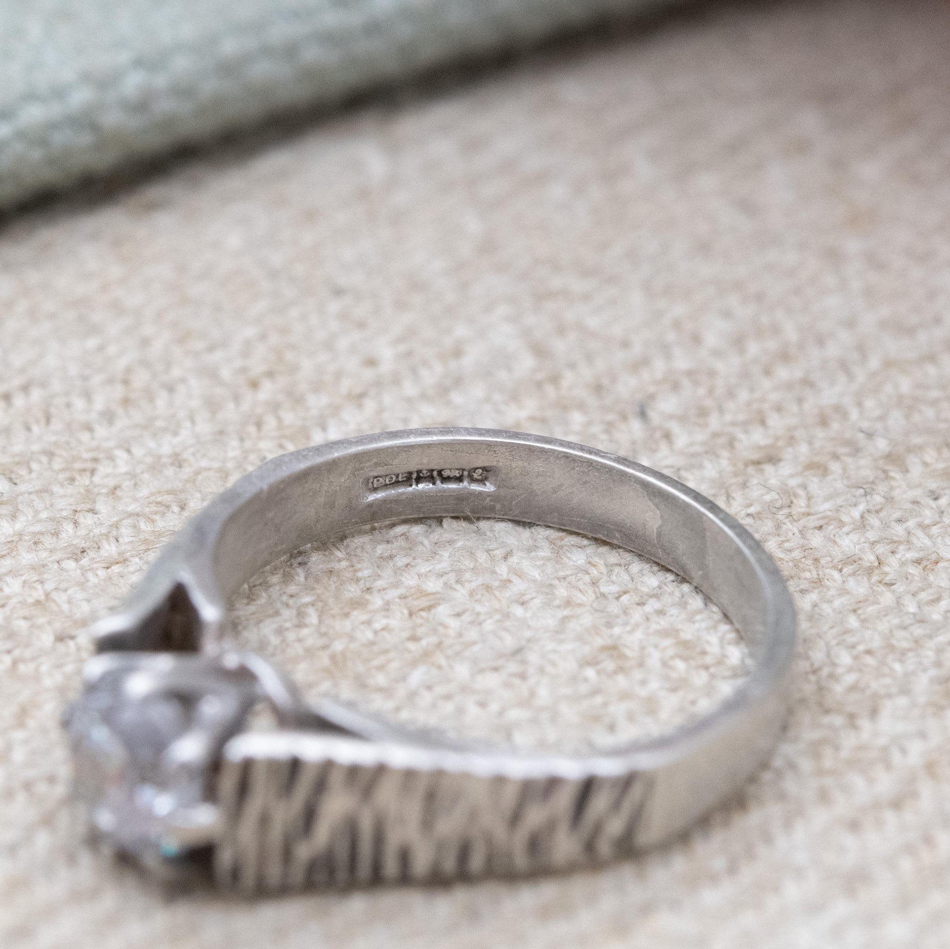 Sterling Silver Clear Stone Solitaire Ring - Circular White Stone and Bark Detailing | UK Size - L | US Size - 5 3/4