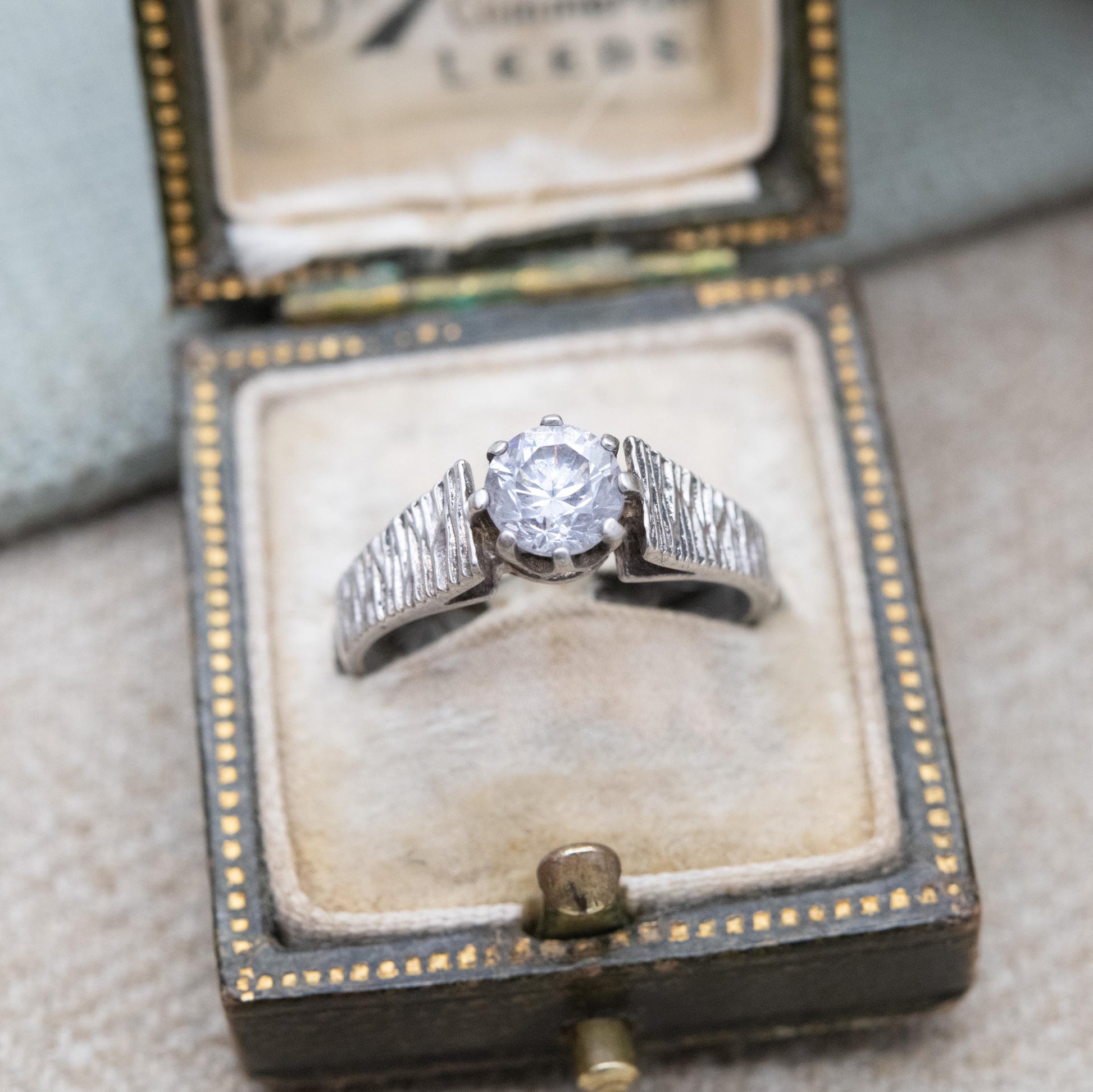 Sterling Silver Clear Stone Solitaire Ring - Circular White Stone and Bark Detailing | UK Size - L | US Size - 5 3/4