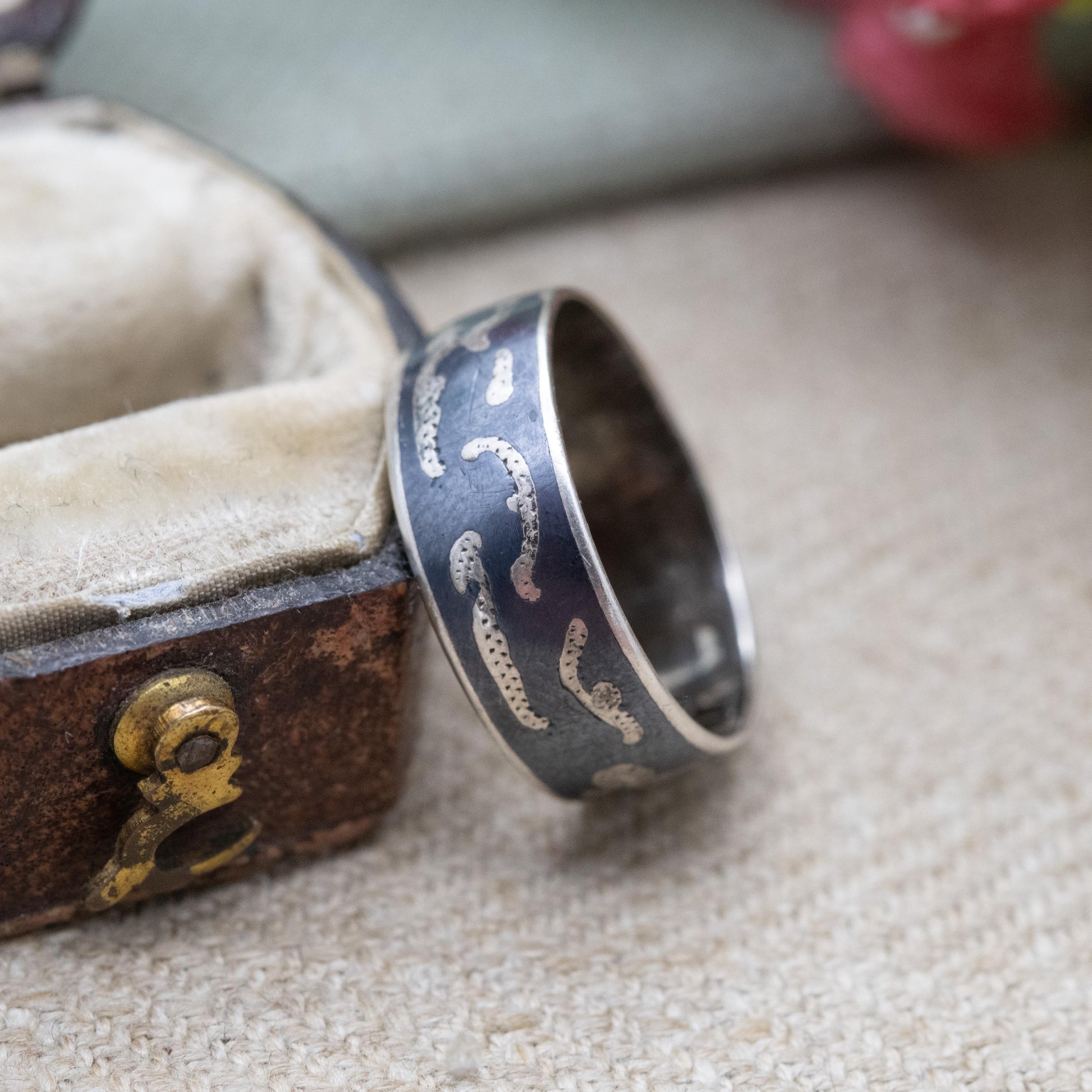 Vintage Siam Sterling Silver Niello Ring - Mekhala Goddess of Lightening | Scrolling Leaves | UK Size - L | US Size - 5 3/4