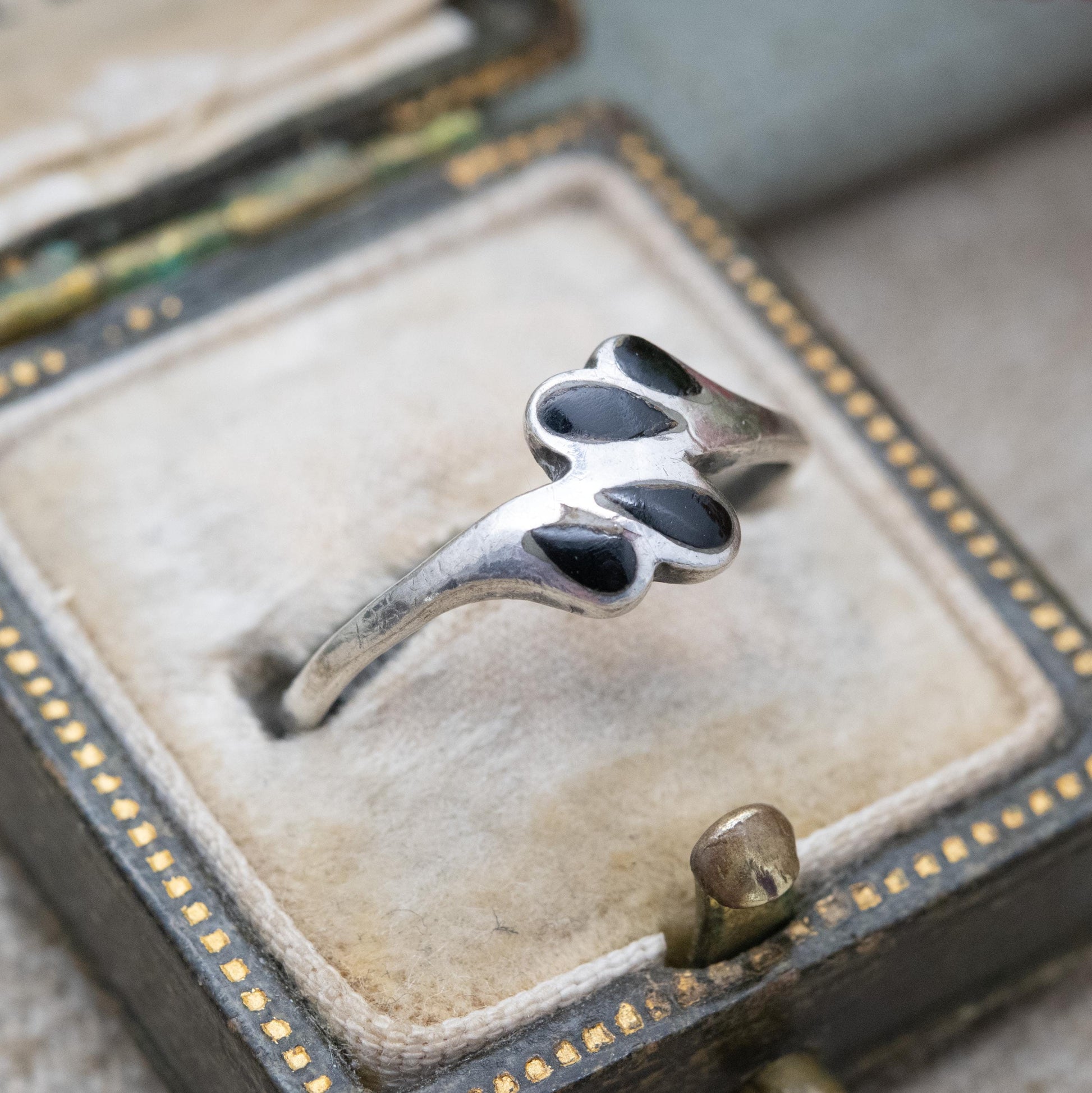 Vintage Sterling Silver Black Onyx Ring with Bypass Swirl Design - Modernist Black Gemstone Unisex Jewellery | UK Size - L 1/2 | US Size - 6