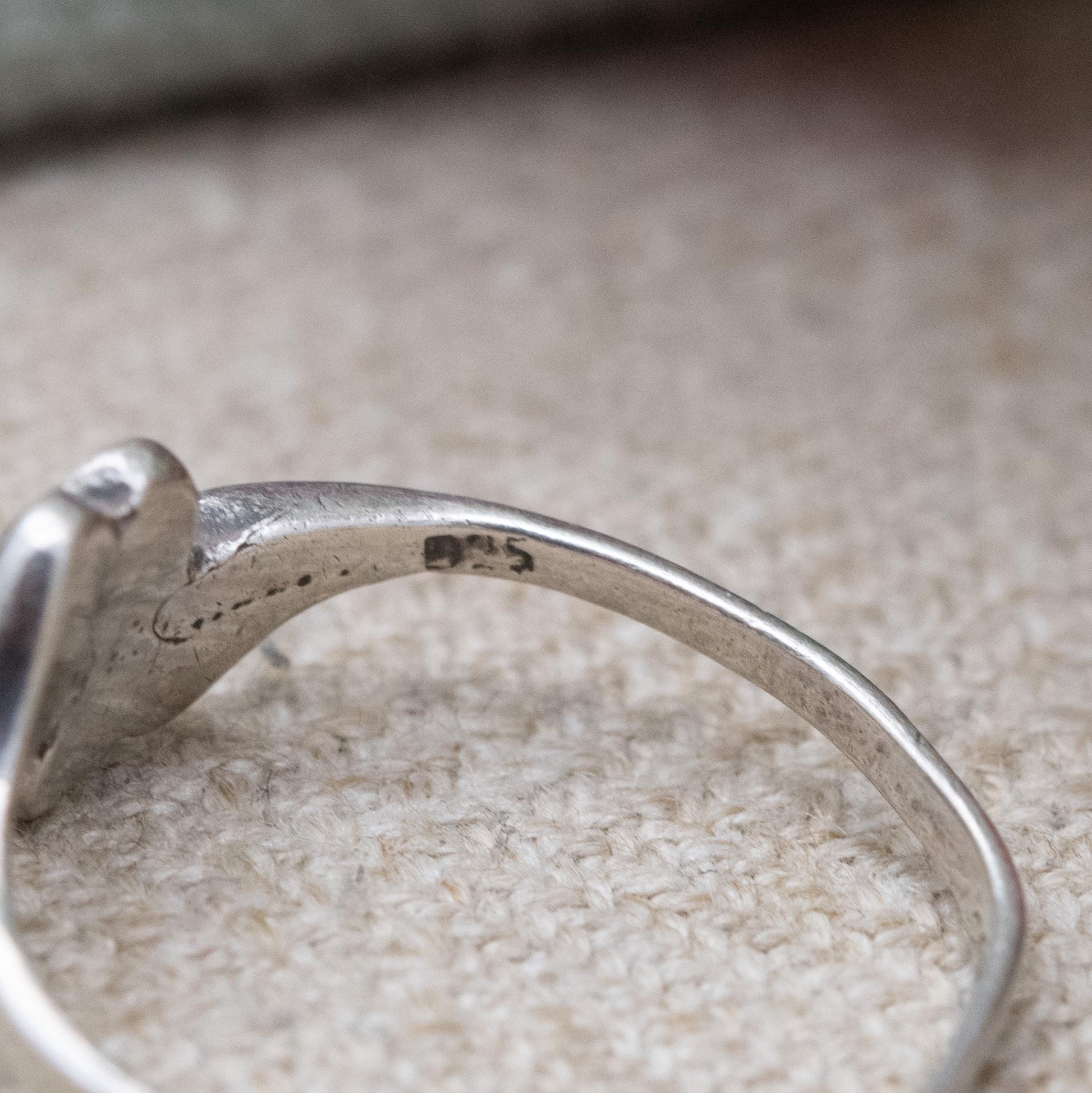 Vintage Sterling Silver Black Onyx Ring with Bypass Swirl Design - Modernist Black Gemstone Unisex Jewellery | UK Size - L 1/2 | US Size - 6