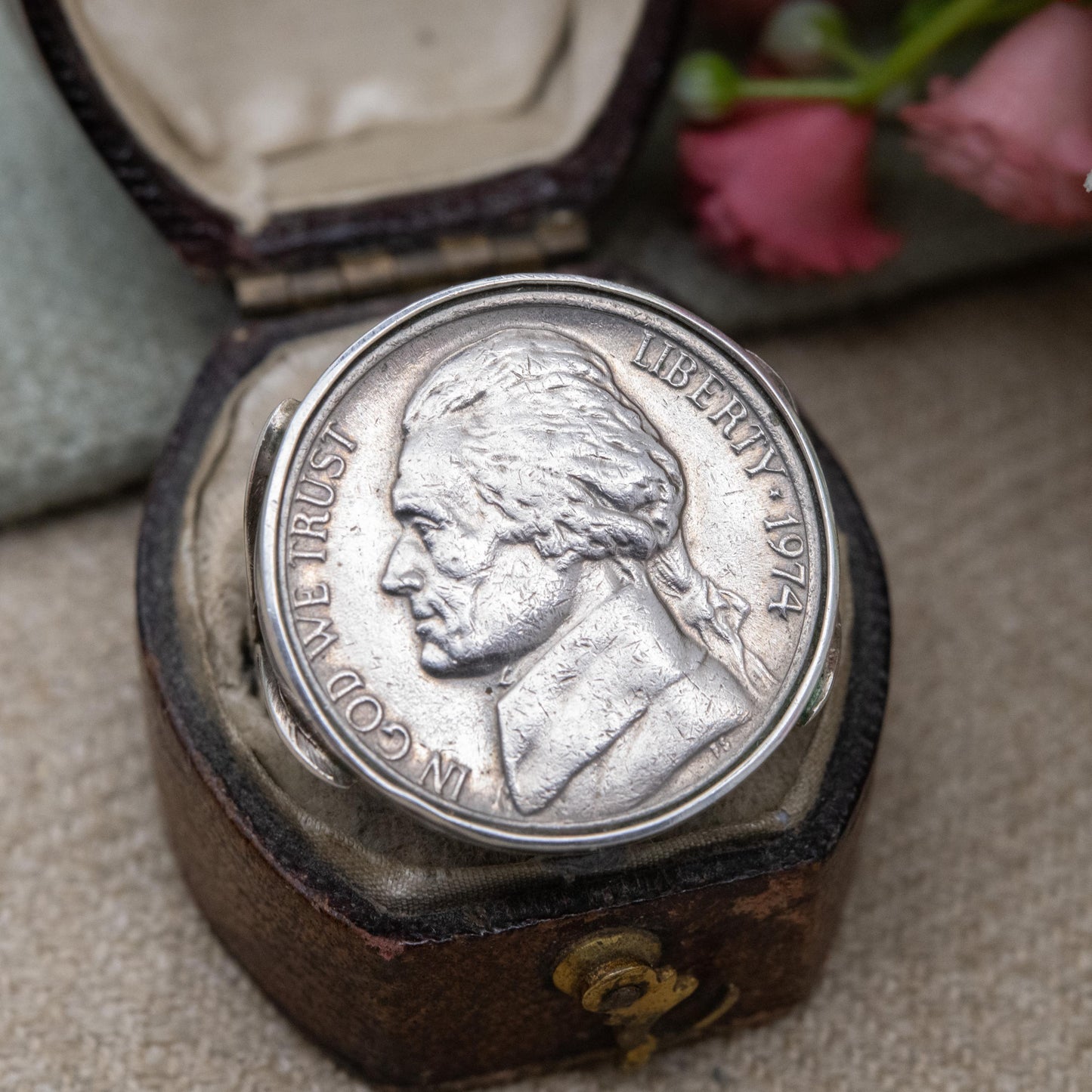 Vintage 1974 Nickel Coin Ring in Sterling Silver Mount - Thomas Jefferson 5 Cents Mid-Century USA Coin Jewellery | UK Size - Q | US Size - 8