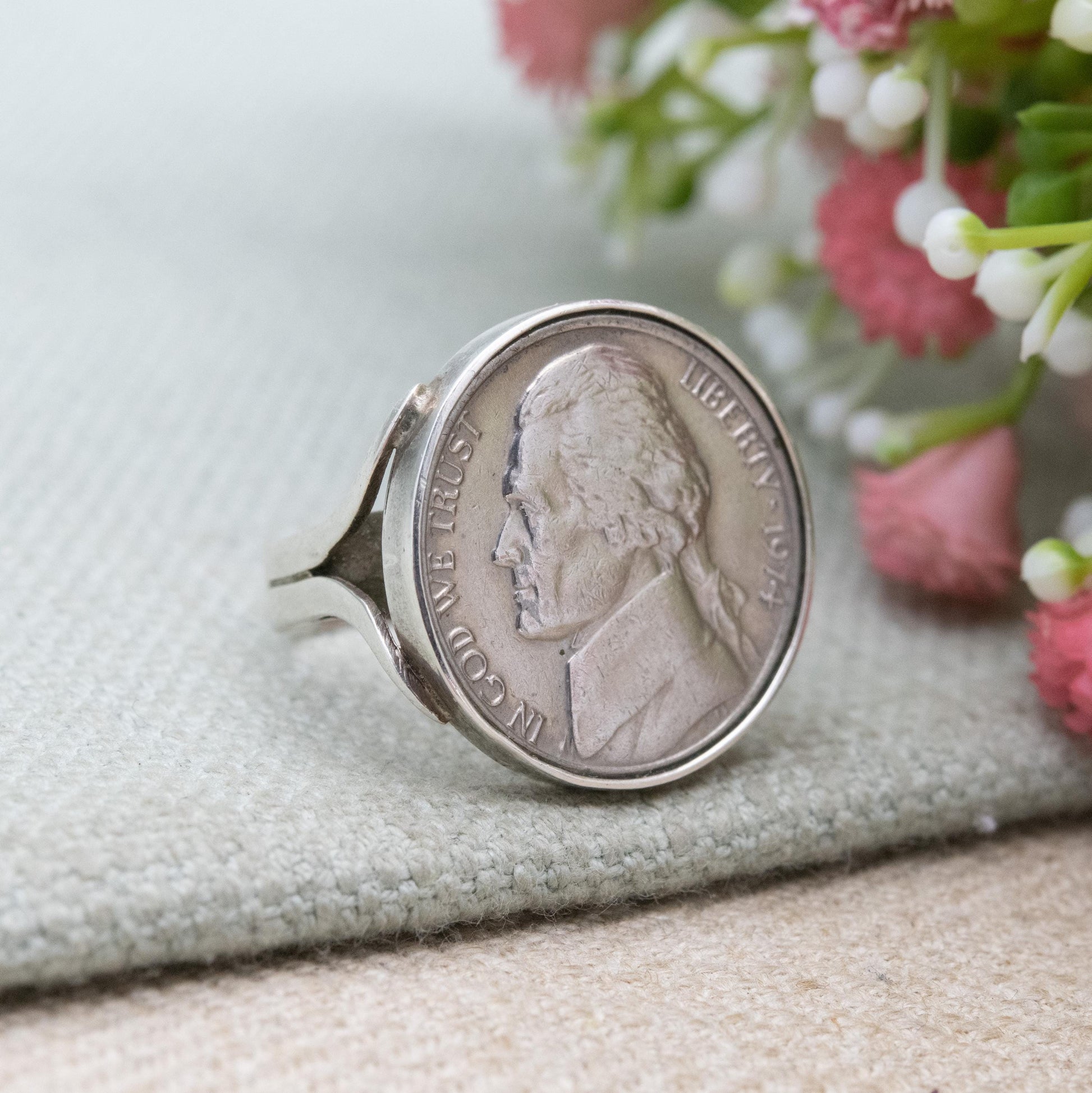Vintage 1974 Nickel Coin Ring in Sterling Silver Mount - Thomas Jefferson 5 Cents Mid-Century USA Coin Jewellery | UK Size - Q | US Size - 8