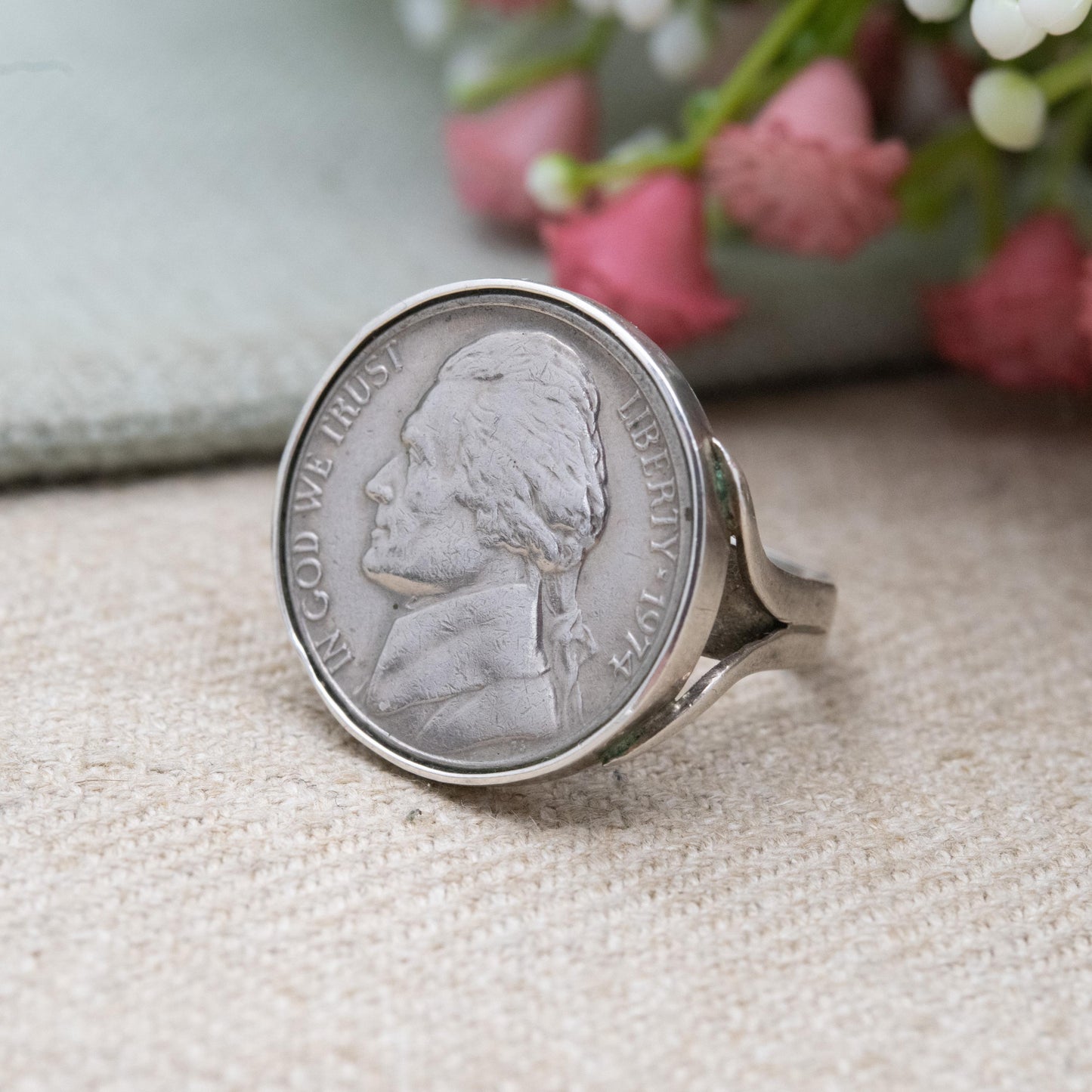 Vintage 1974 Nickel Coin Ring in Sterling Silver Mount - Thomas Jefferson 5 Cents Mid-Century USA Coin Jewellery | UK Size - Q | US Size - 8