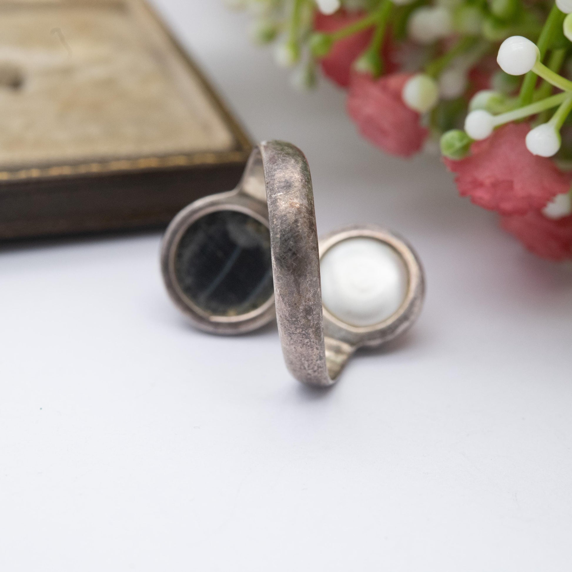 Vintage Sterling Silver Pearl and Banded Agate Bypass Ring - Chunky Statement Gemstone Jewellery | UK Size - P | US Size - 7 3/4