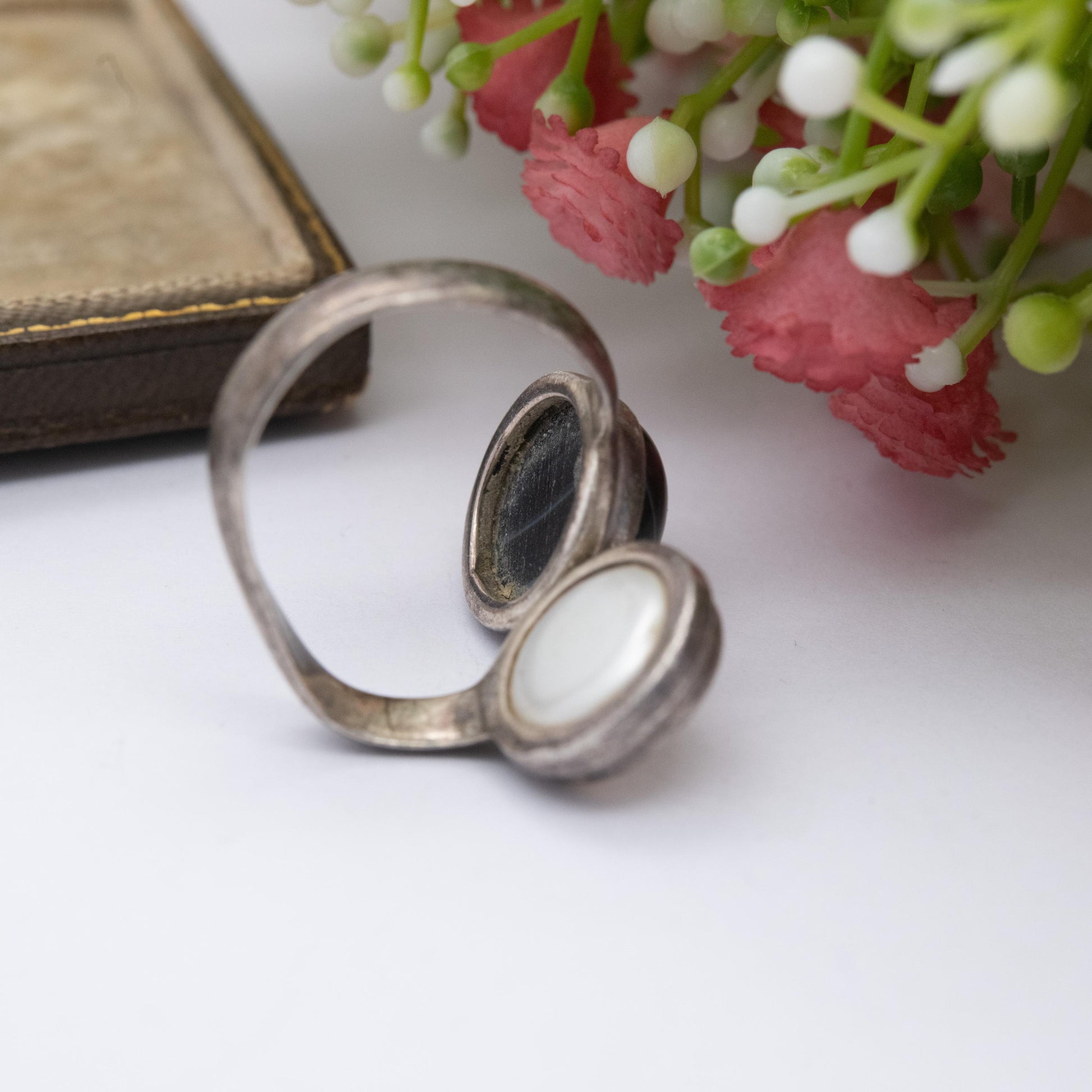Vintage Sterling Silver Pearl and Banded Agate Bypass Ring - Chunky Statement Gemstone Jewellery | UK Size - P | US Size - 7 3/4