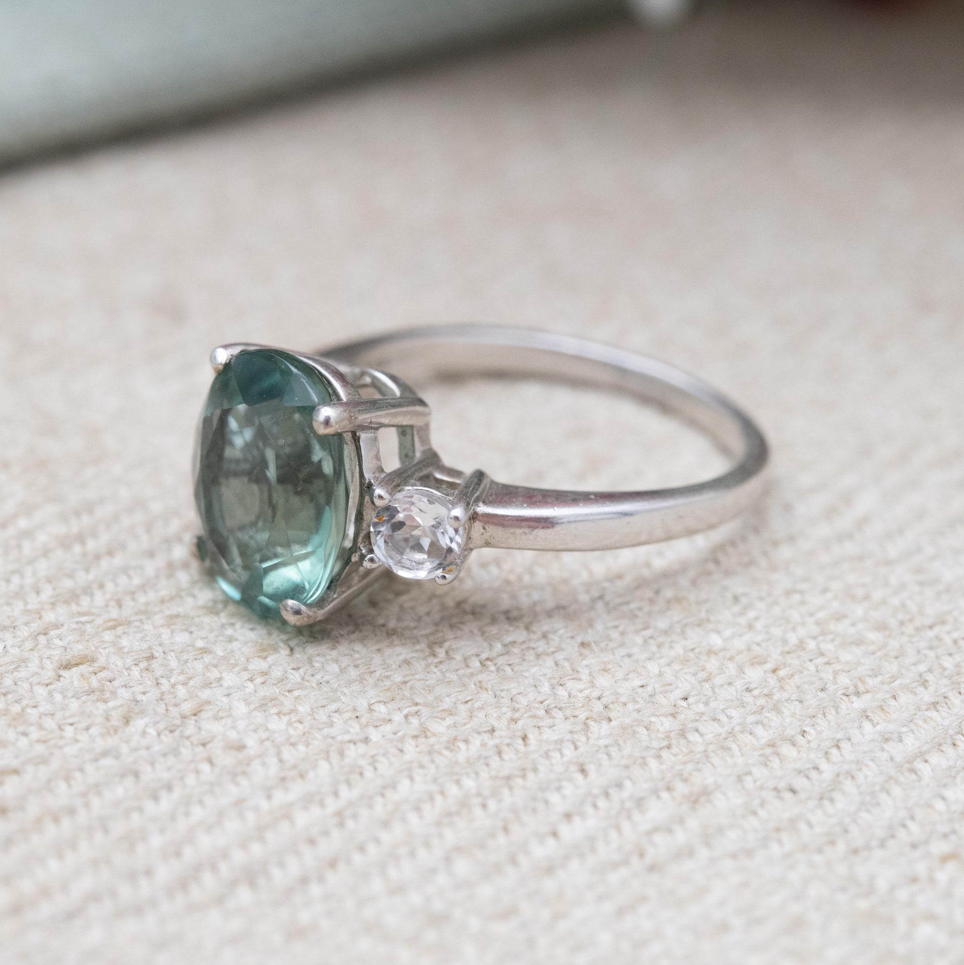 TGGC Sterling Silver Green Stone Solitaire Ring with Side Stones - Gemstone Statement Ring Gift for Her | UK Size - S | US Size - 9