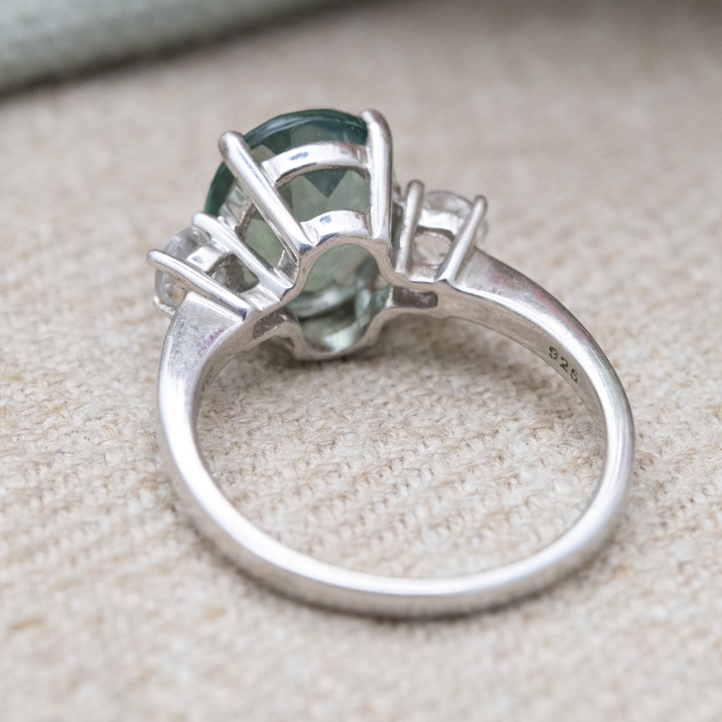 TGGC Sterling Silver Green Stone Solitaire Ring with Side Stones - Gemstone Statement Ring Gift for Her | UK Size - S | US Size - 9