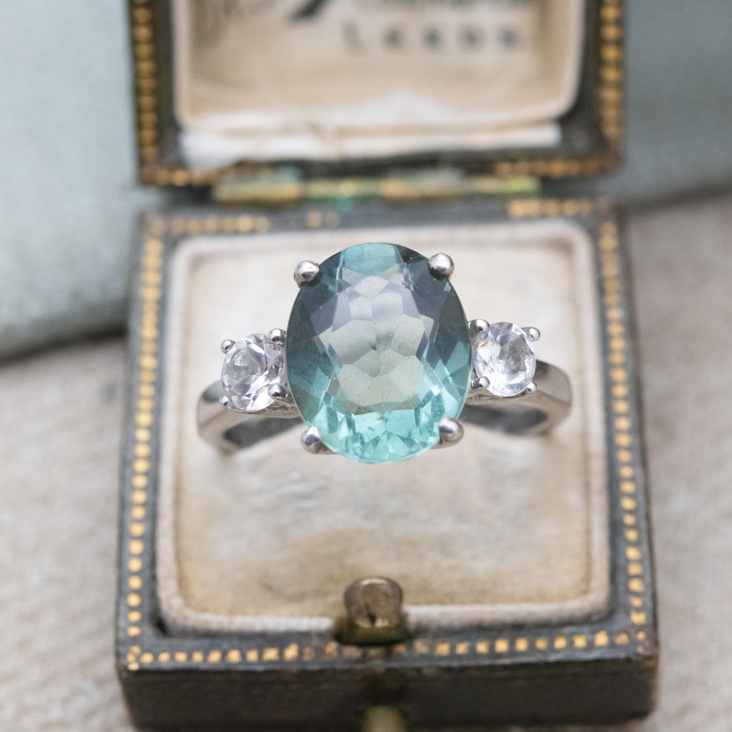 TGGC Sterling Silver Green Stone Solitaire Ring with Side Stones - Gemstone Statement Ring Gift for Her | UK Size - S | US Size - 9