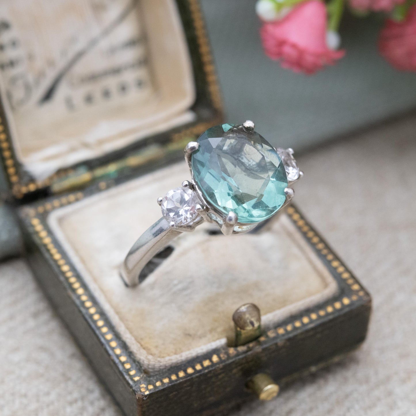 TGGC Sterling Silver Green Stone Solitaire Ring with Side Stones - Gemstone Statement Ring Gift for Her | UK Size - S | US Size - 9