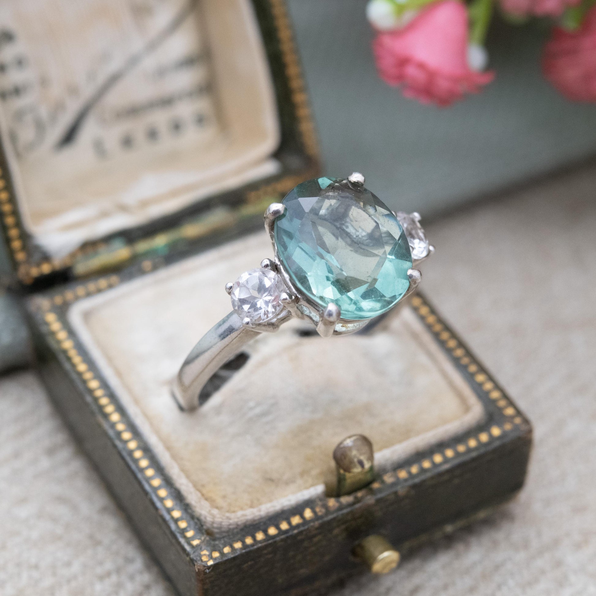 TGGC Sterling Silver Green Stone Solitaire Ring with Side Stones - Gemstone Statement Ring Gift for Her | UK Size - S | US Size - 9