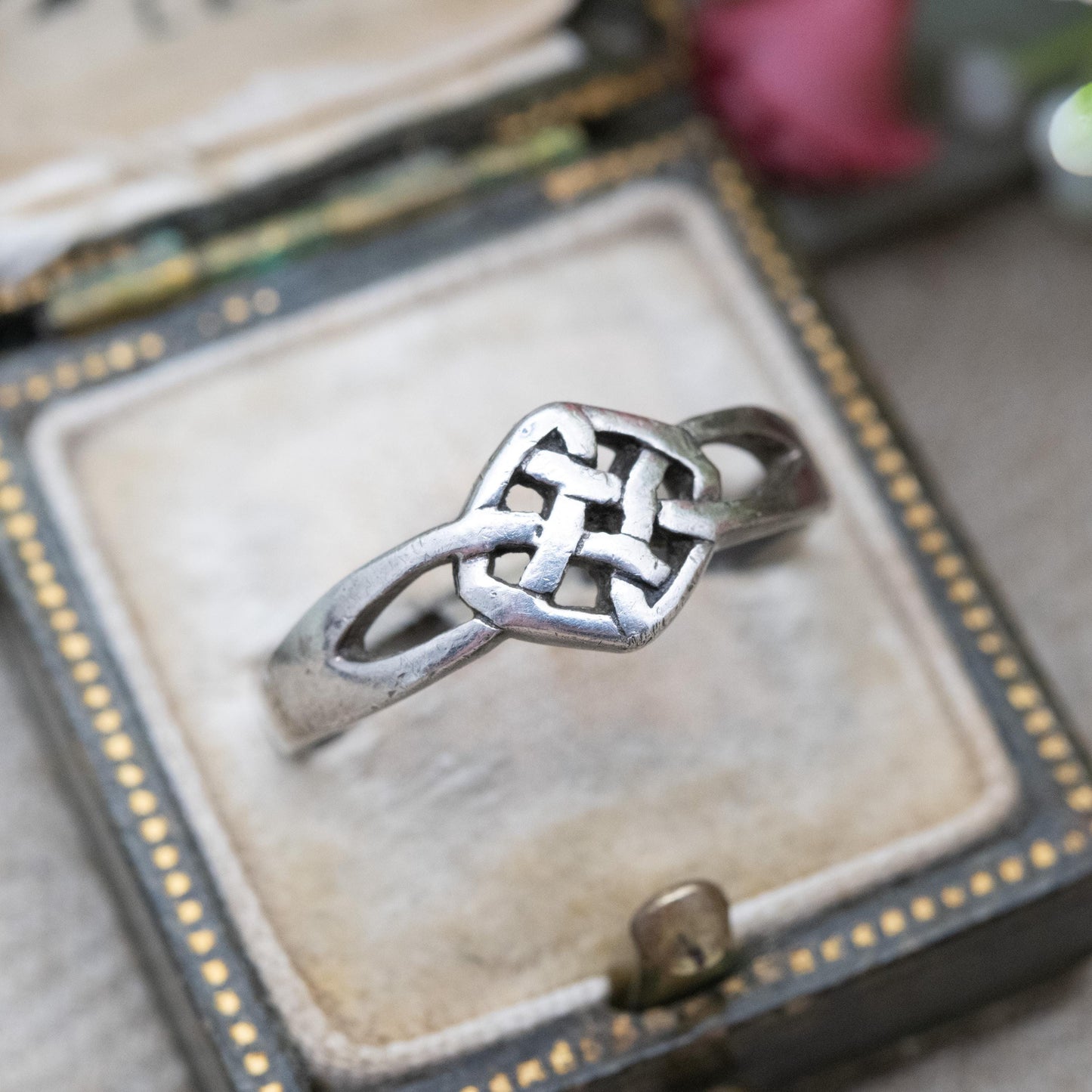 Vintage Sterling Silver Celtic Knot Ring - Understated Everyday Silver Jewellery | Unisex Twisted Design | UK Size - P | US Size - 7 3/4