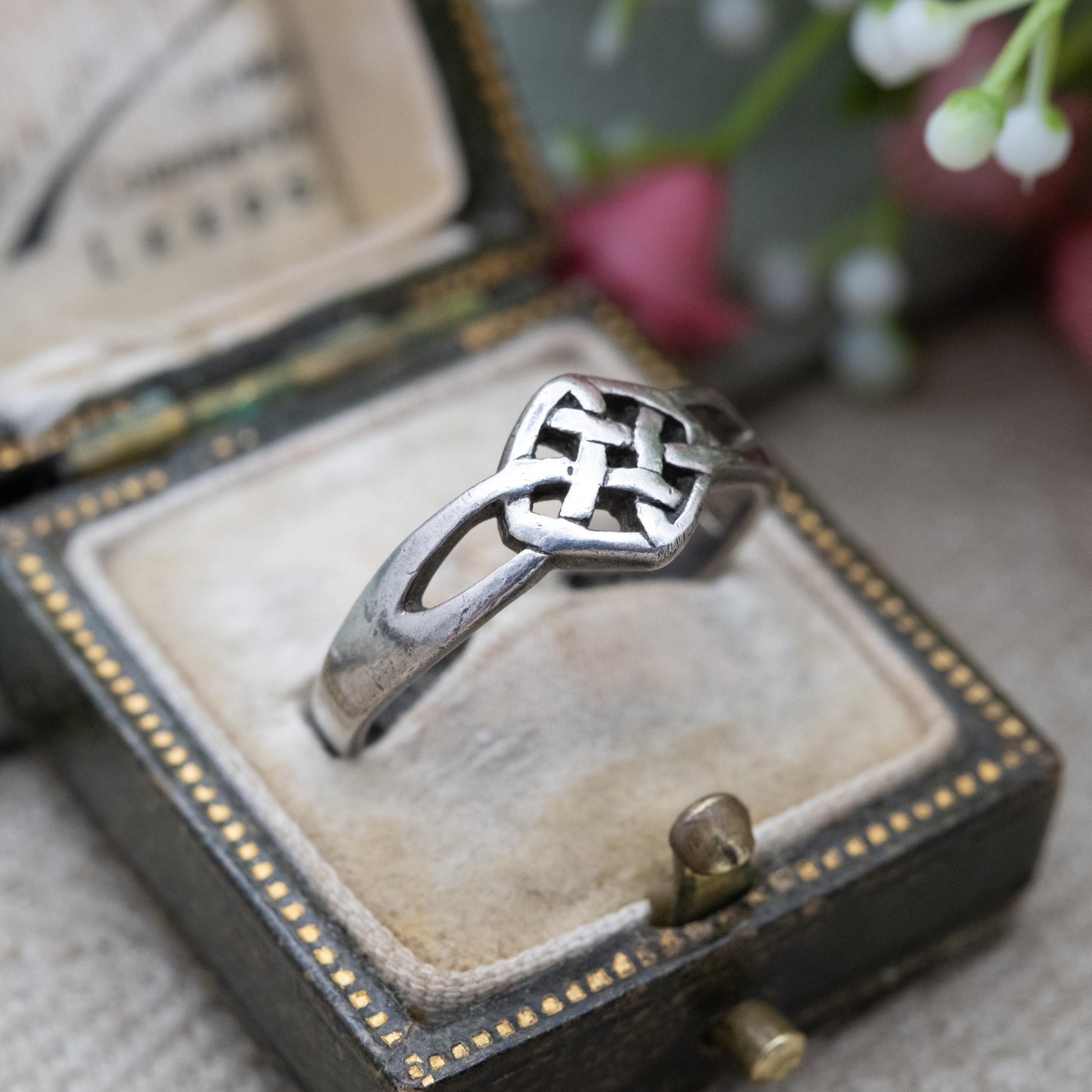Vintage Sterling Silver Celtic Knot Ring - Understated Everyday Silver Jewellery | Unisex Twisted Design | UK Size - P | US Size - 7 3/4