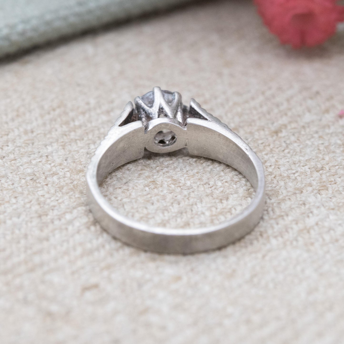 Sterling Silver Clear Stone Solitaire Ring - Circular White Stone and Bark Detailing | UK Size - L | US Size - 5 3/4