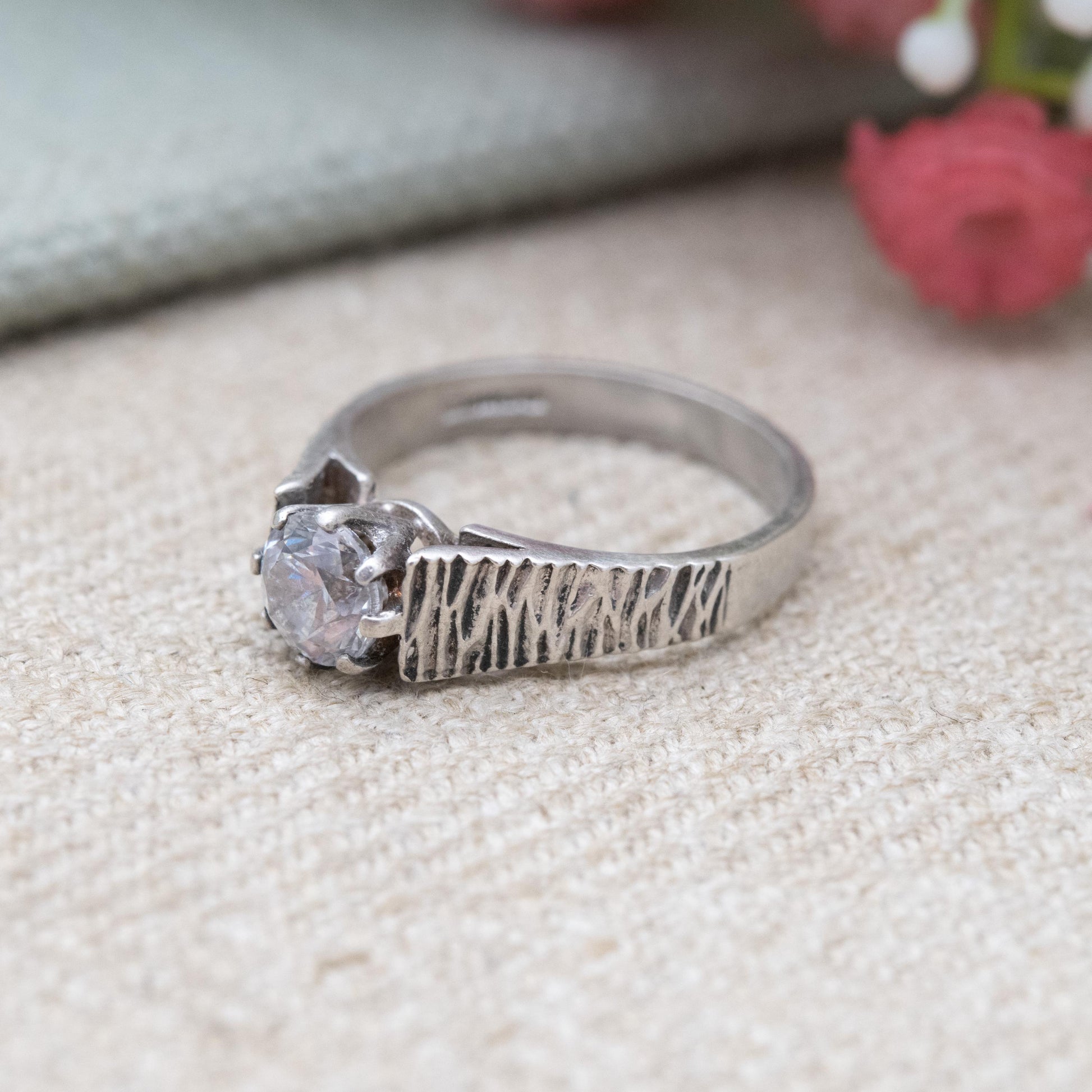 Sterling Silver Clear Stone Solitaire Ring - Circular White Stone and Bark Detailing | UK Size - L | US Size - 5 3/4