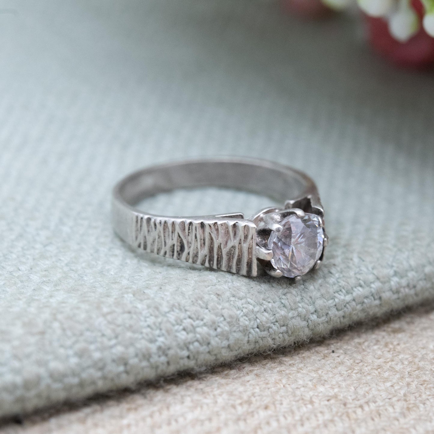 Sterling Silver Clear Stone Solitaire Ring - Circular White Stone and Bark Detailing | UK Size - L | US Size - 5 3/4
