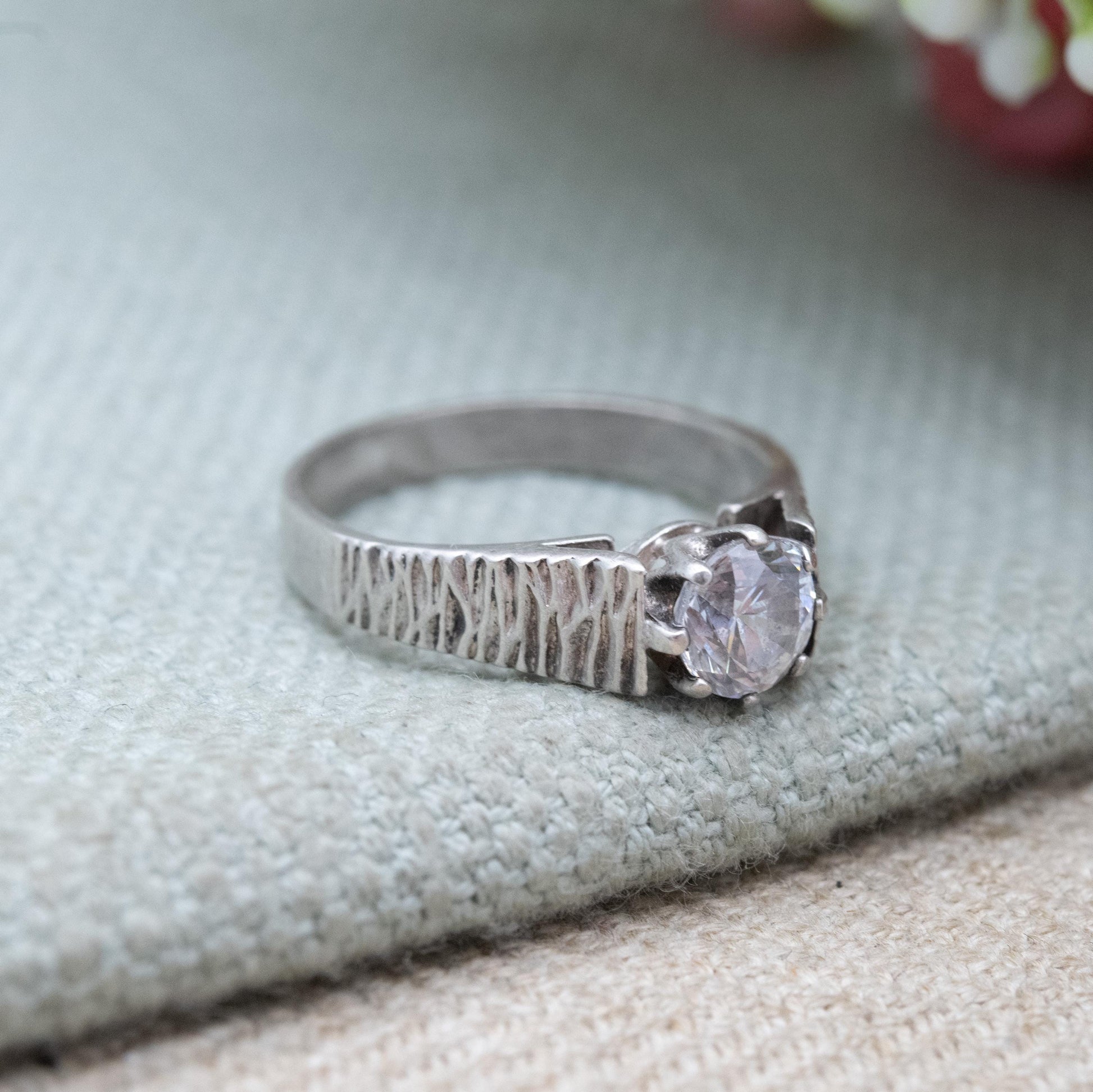 Sterling Silver Clear Stone Solitaire Ring - Circular White Stone and Bark Detailing | UK Size - L | US Size - 5 3/4