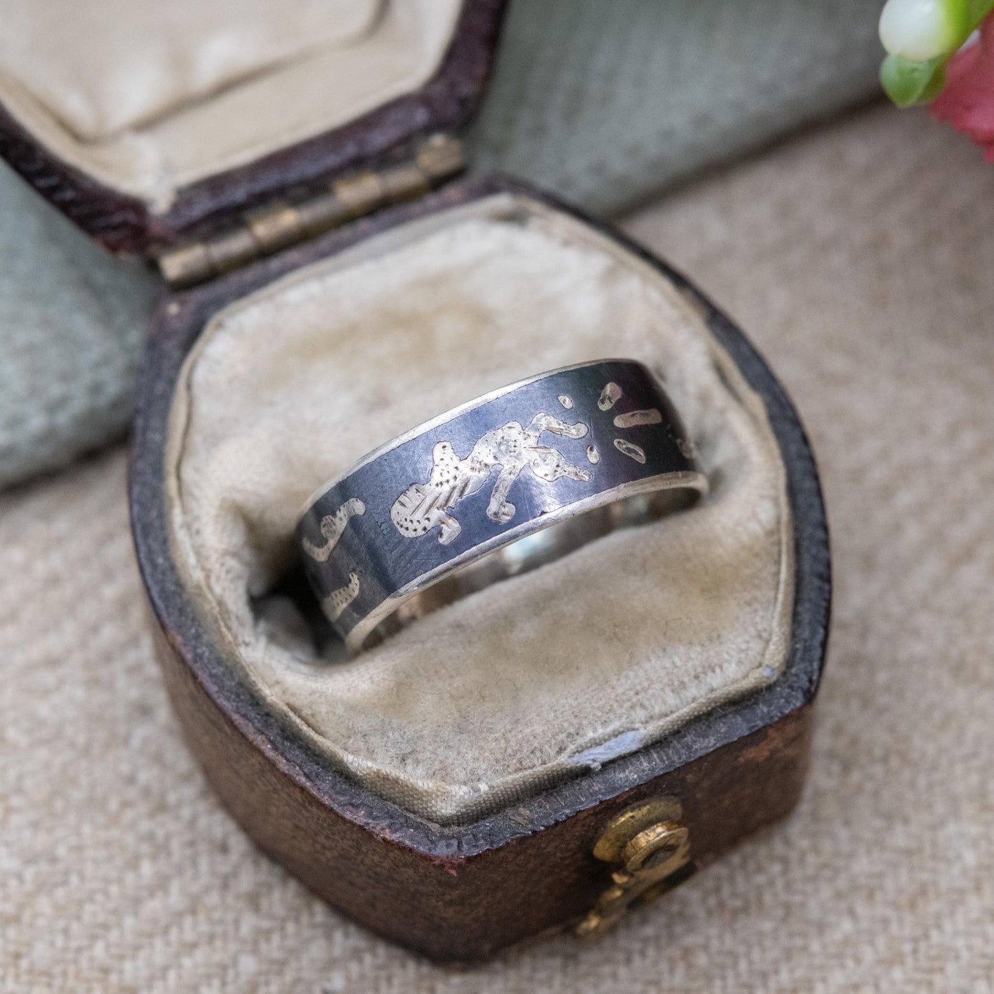 Vintage Siam Sterling Silver Niello Ring - Mekhala Goddess of Lightening | Scrolling Leaves | UK Size - L | US Size - 5 3/4