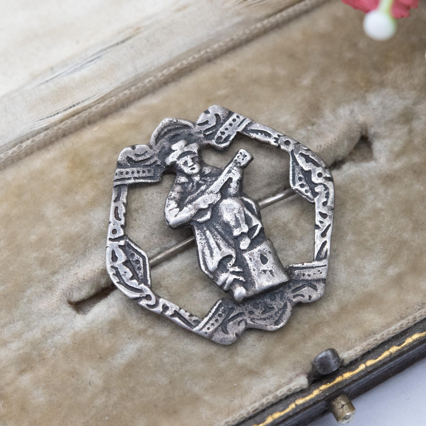 Vintage Argentinian 900 Silver Guitar Player Brooch - Argentine Silver Jewellery | South American Design