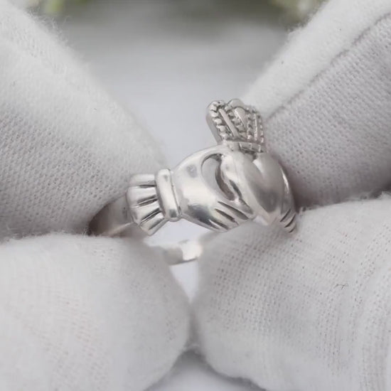 Vintage Sterling Silver Claddagh Ring