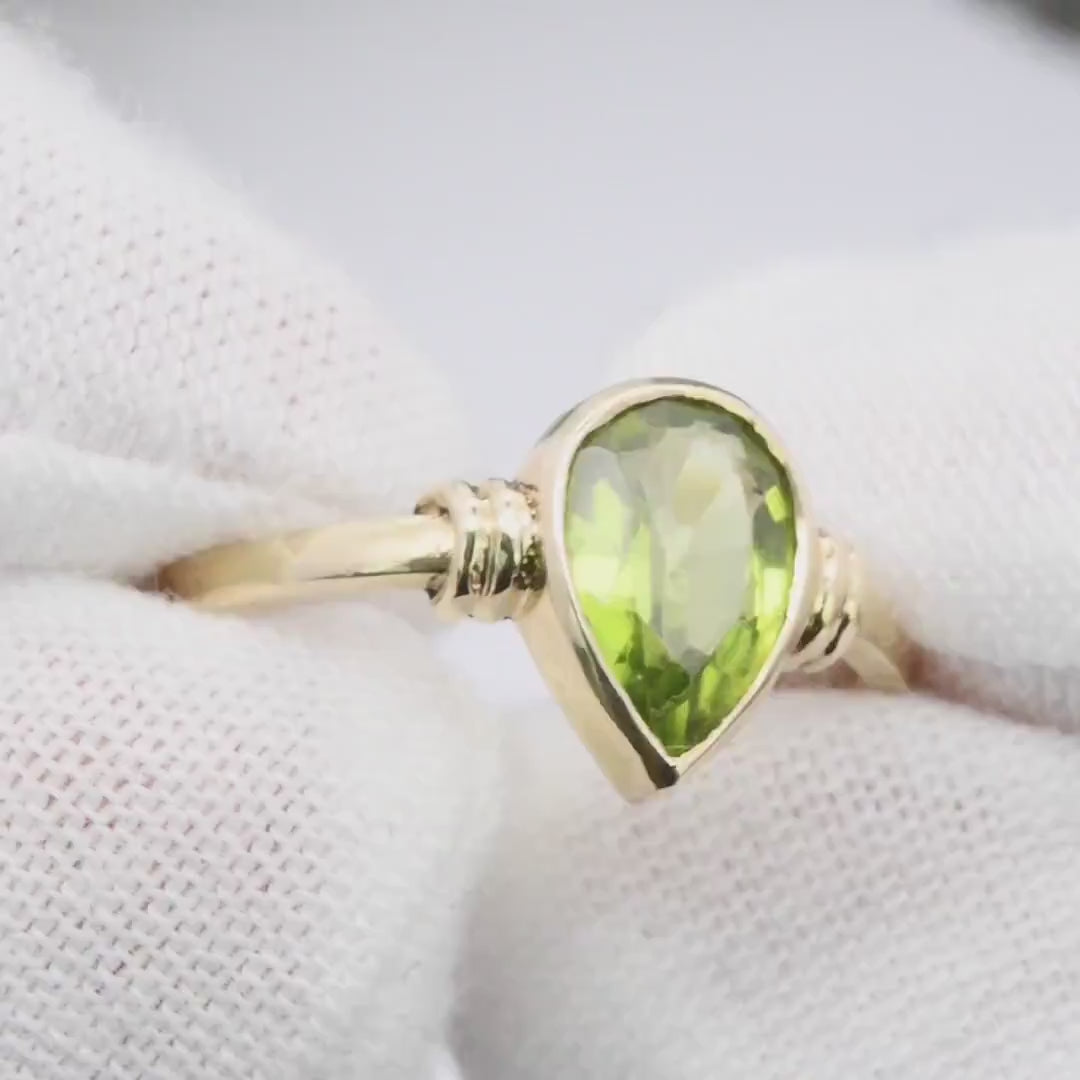 Vintage 9ct Gold Peridot Ring 1991